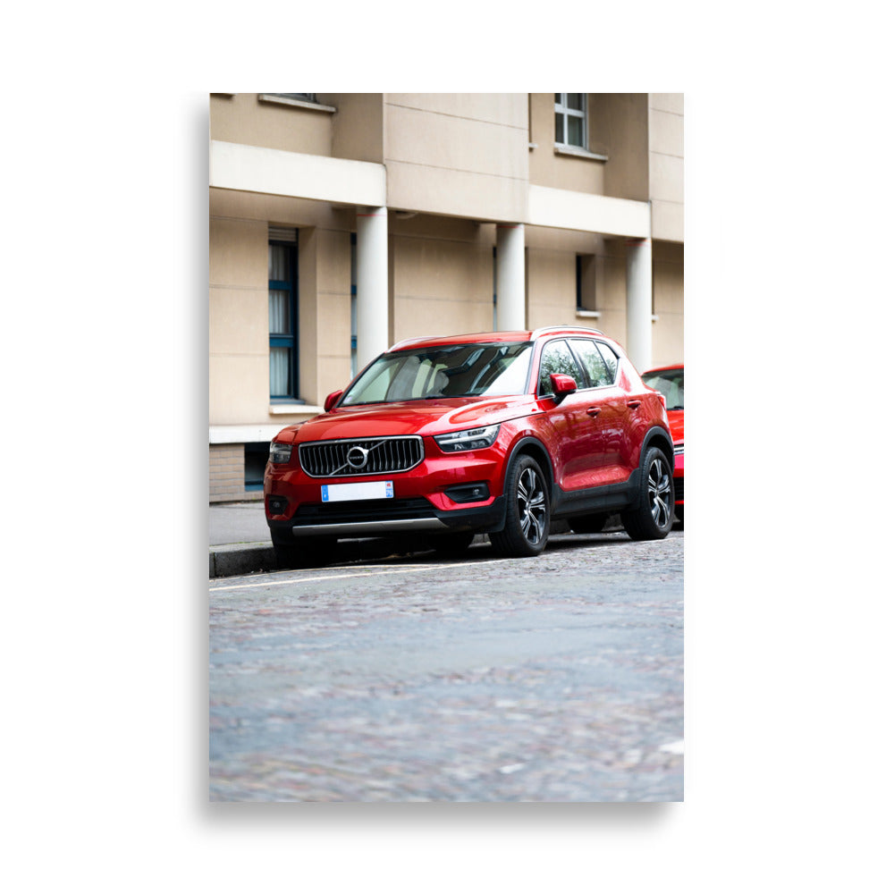 Poster automobile du Volvo XC40 rouge, un SUV puissant et moderne, garé dans la rue.
