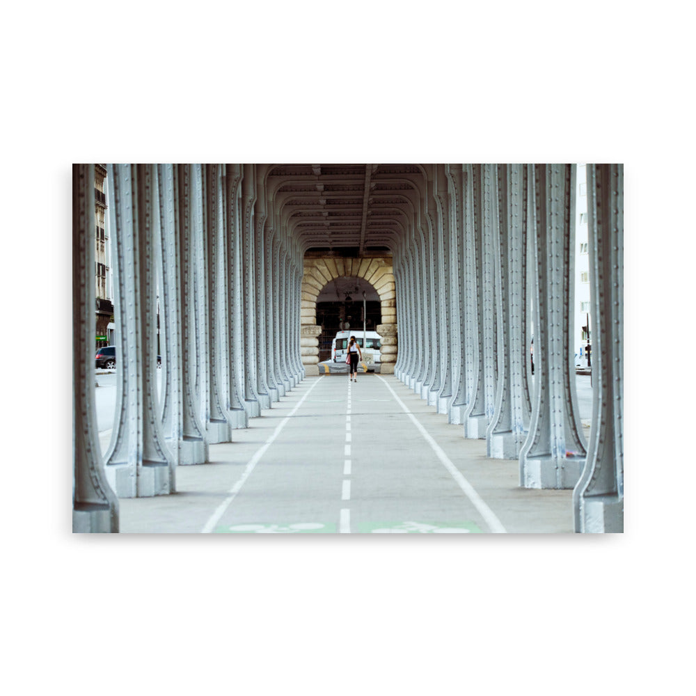 Poster du Pont de Bir-Hakeim à Paris, une représentation saisissante de l'élégance architecturale de la capitale.