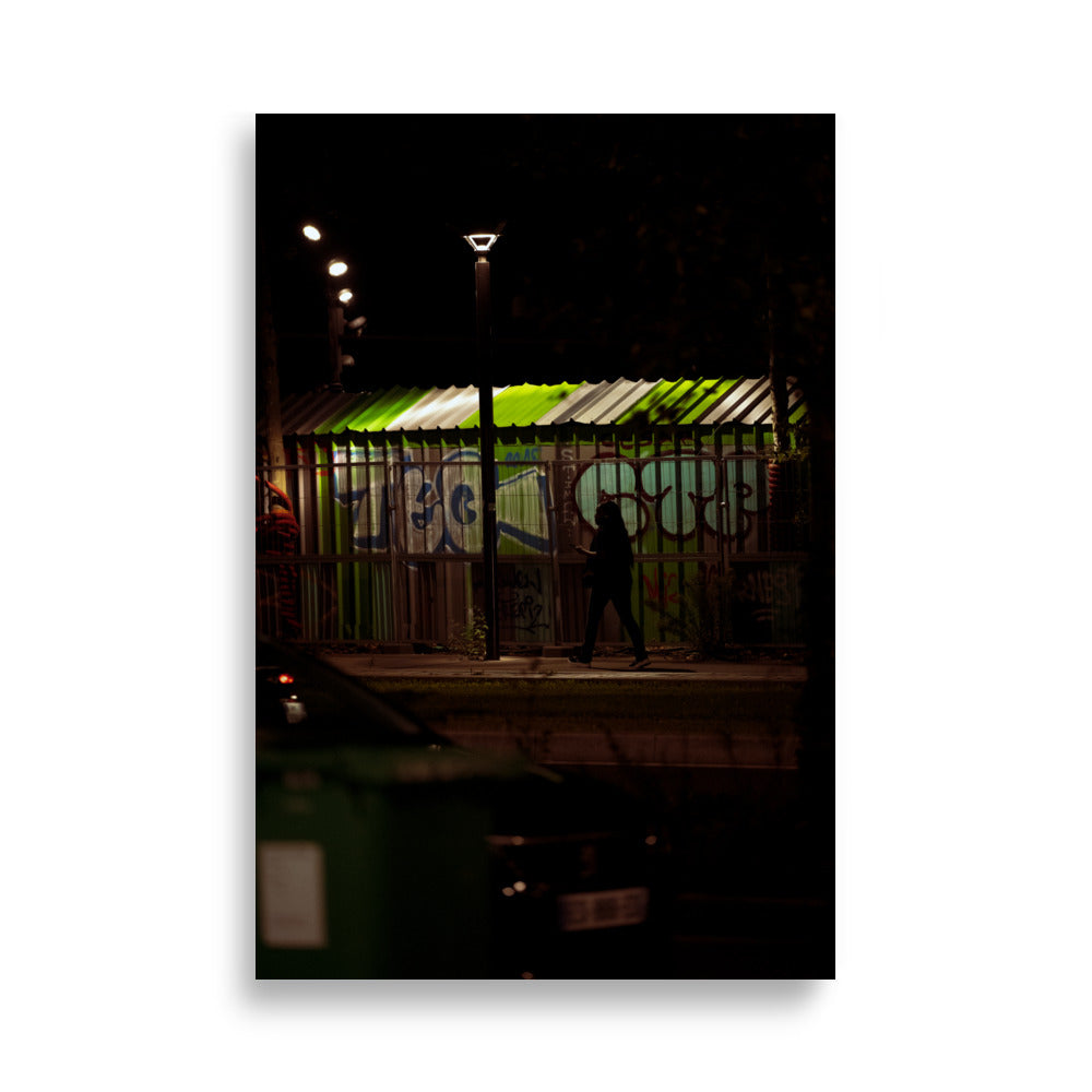 Poster de rue de nuit, capturant l'atmosphère vibrante de la vie urbaine.