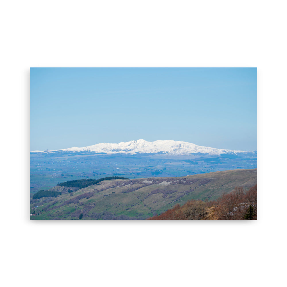 Poster Paysages du Cantal N05 - Une représentation artistique des paysages époustouflants du Cantal, entre verdure et montagnes enneigées.