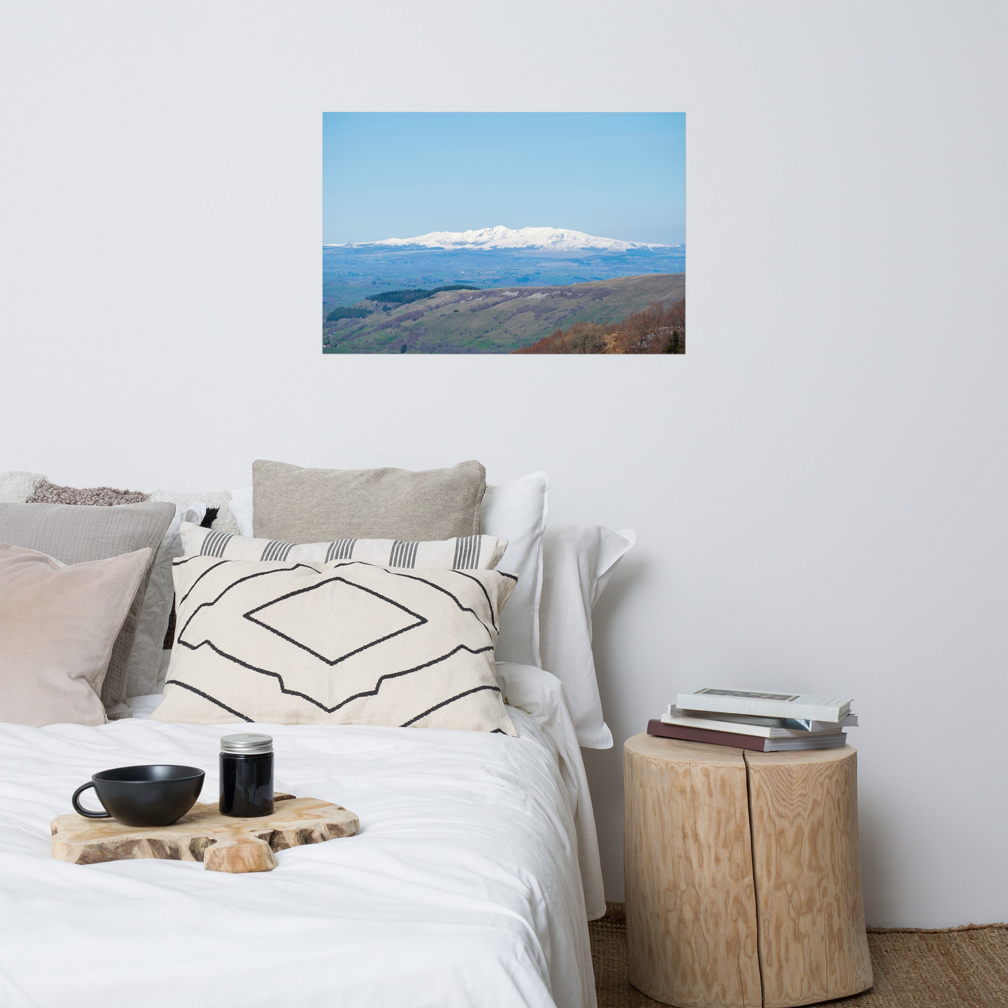 Poster Paysages du Cantal N05 - Une représentation artistique des paysages époustouflants du Cantal, entre verdure et montagnes enneigées.