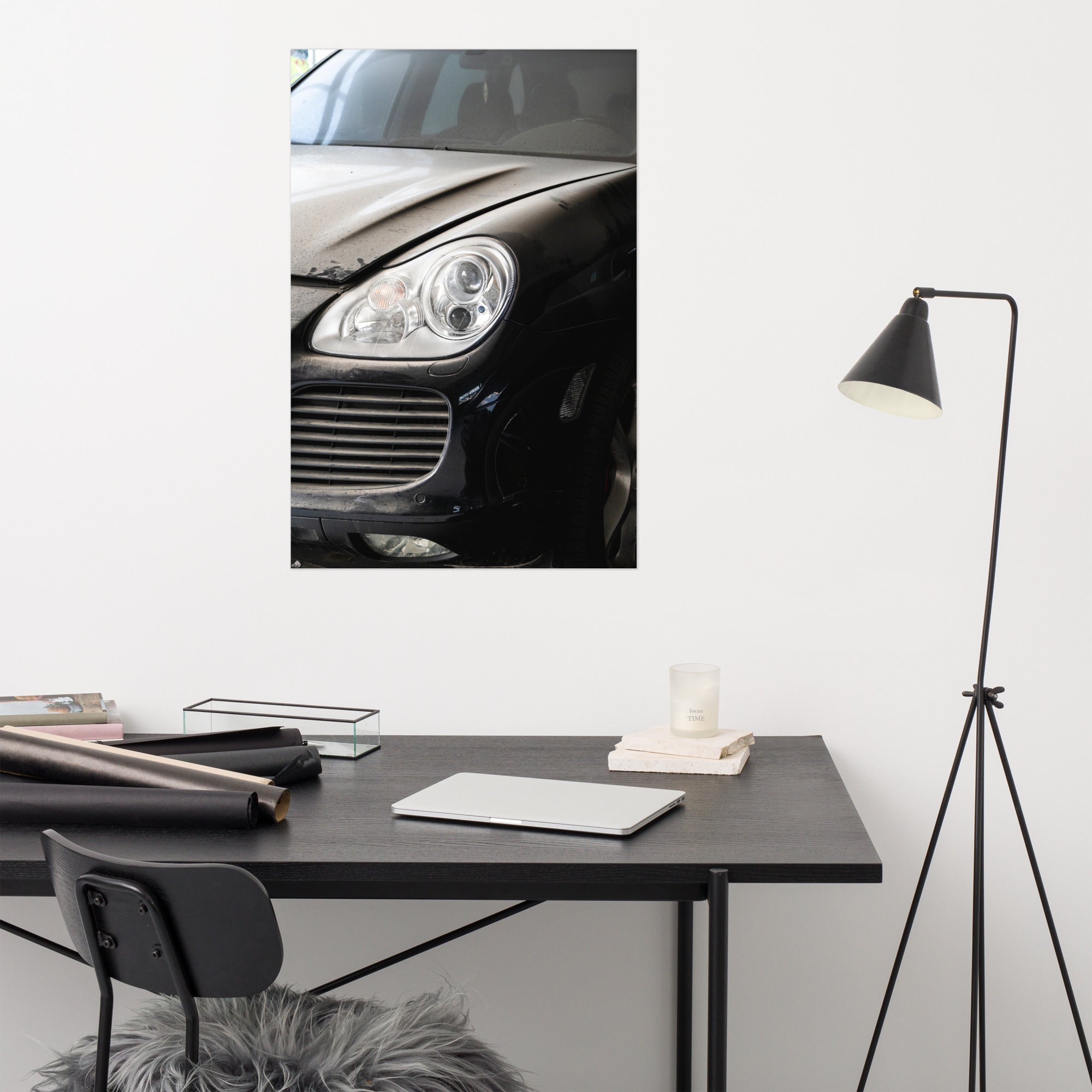 Poster Porsche Cayenne N01 - Une photographie unique d'un Porsche Cayenne poussiéreux en attente de restauration, captivant l'essence de la puissance et de l'élégance.