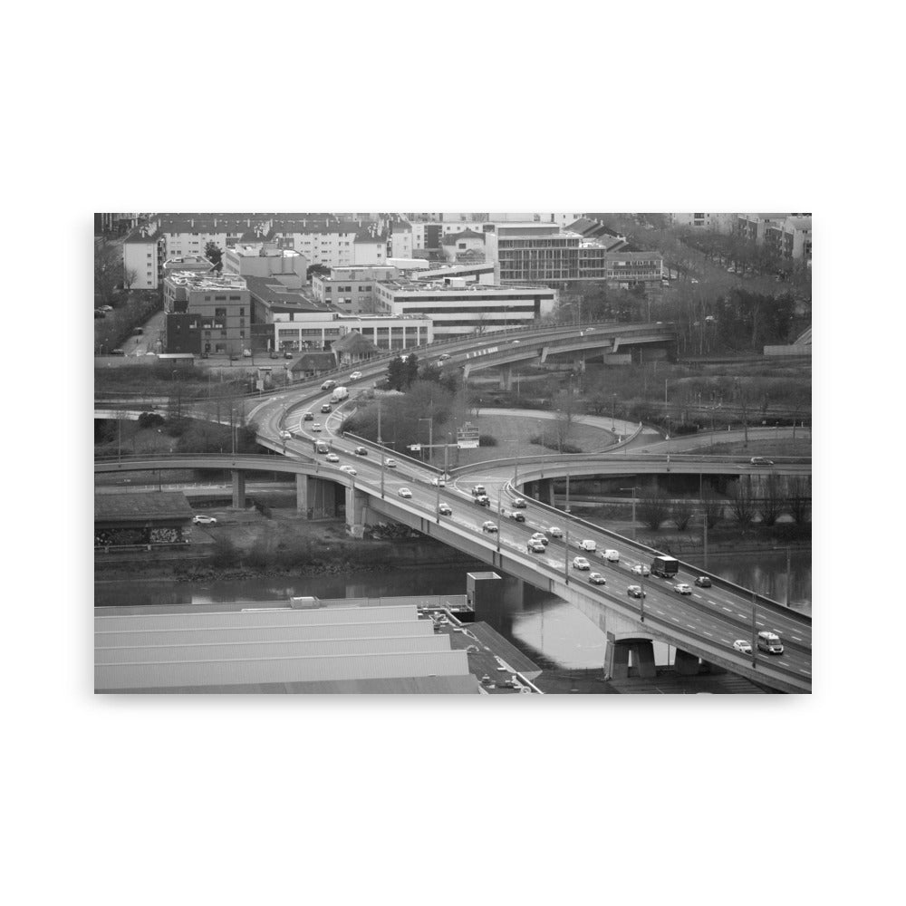 Poster Rouen N01 - Une photographie en noir et blanc captivante des hauteurs de Rouen, mettant en valeur la circulation sur un pont emblématique.