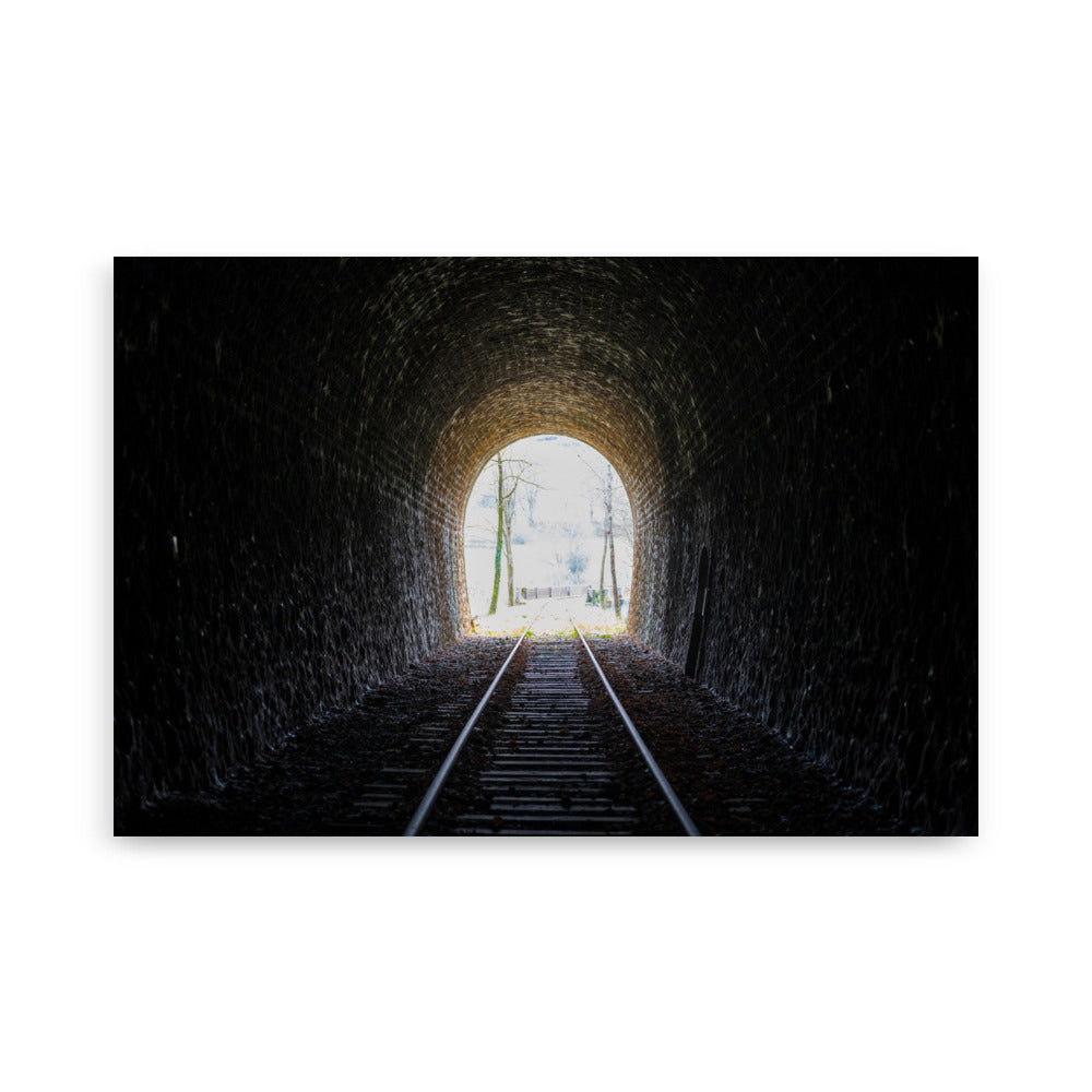 Poster Le Bout du Tunnel, une photographie captivante d'un ancien chemin de fer, idéal pour ceux qui cherchent à ajouter une touche d'évasion et de fascination à leur décoration intérieure.