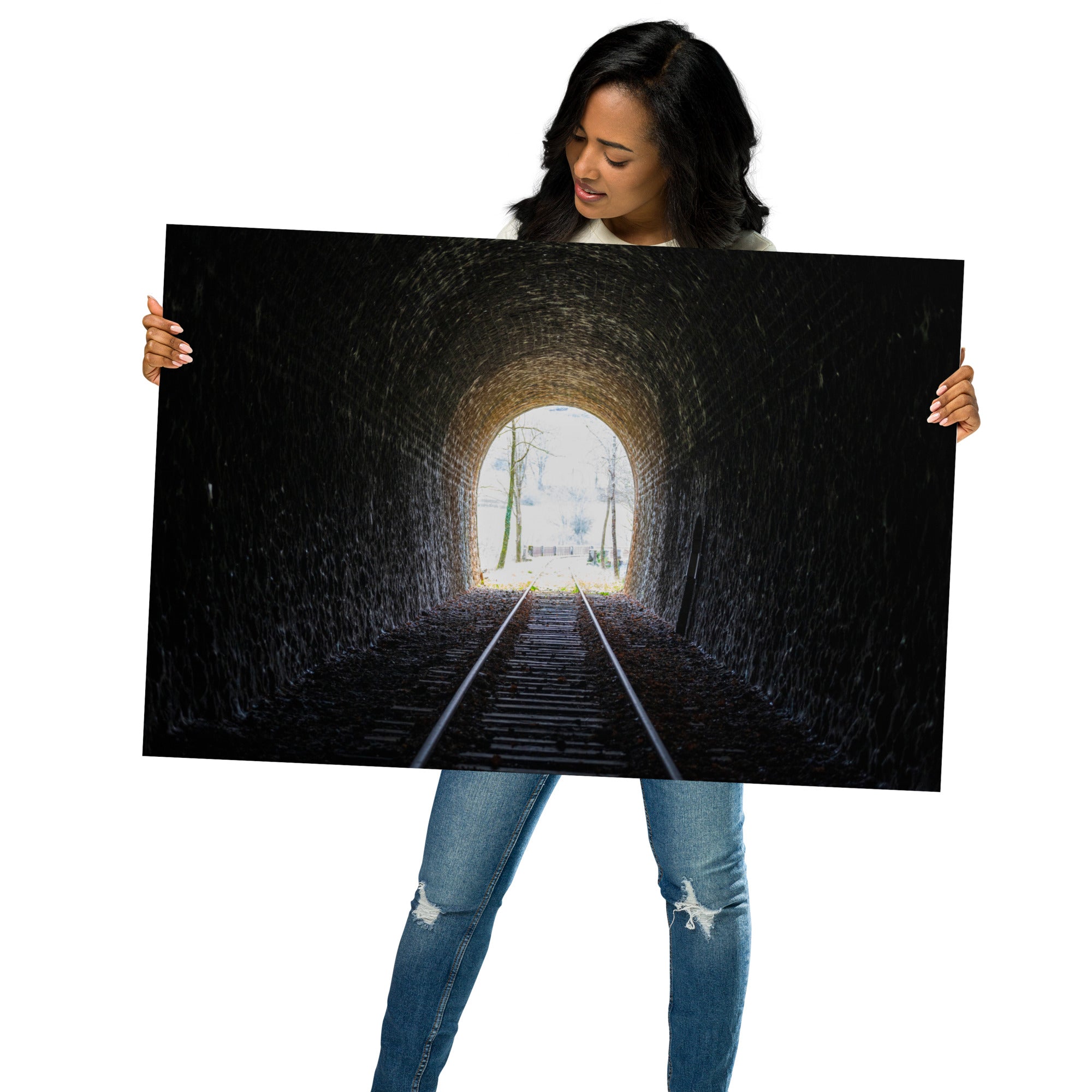 Poster Le Bout du Tunnel, une photographie captivante d'un ancien chemin de fer, idéal pour ceux qui cherchent à ajouter une touche d'évasion et de fascination à leur décoration intérieure.