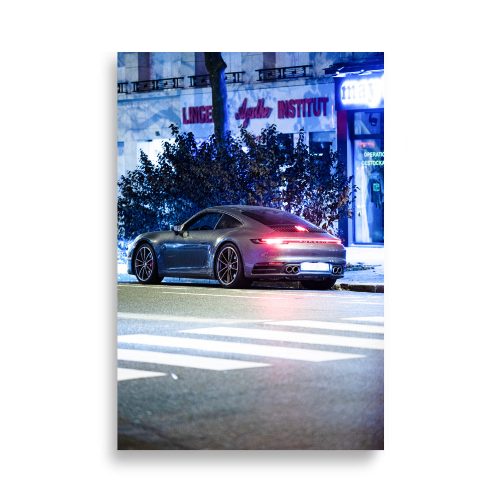 Poster d'une Porsche 911 Carrera S garée sous la pluie de nuit à Paris
