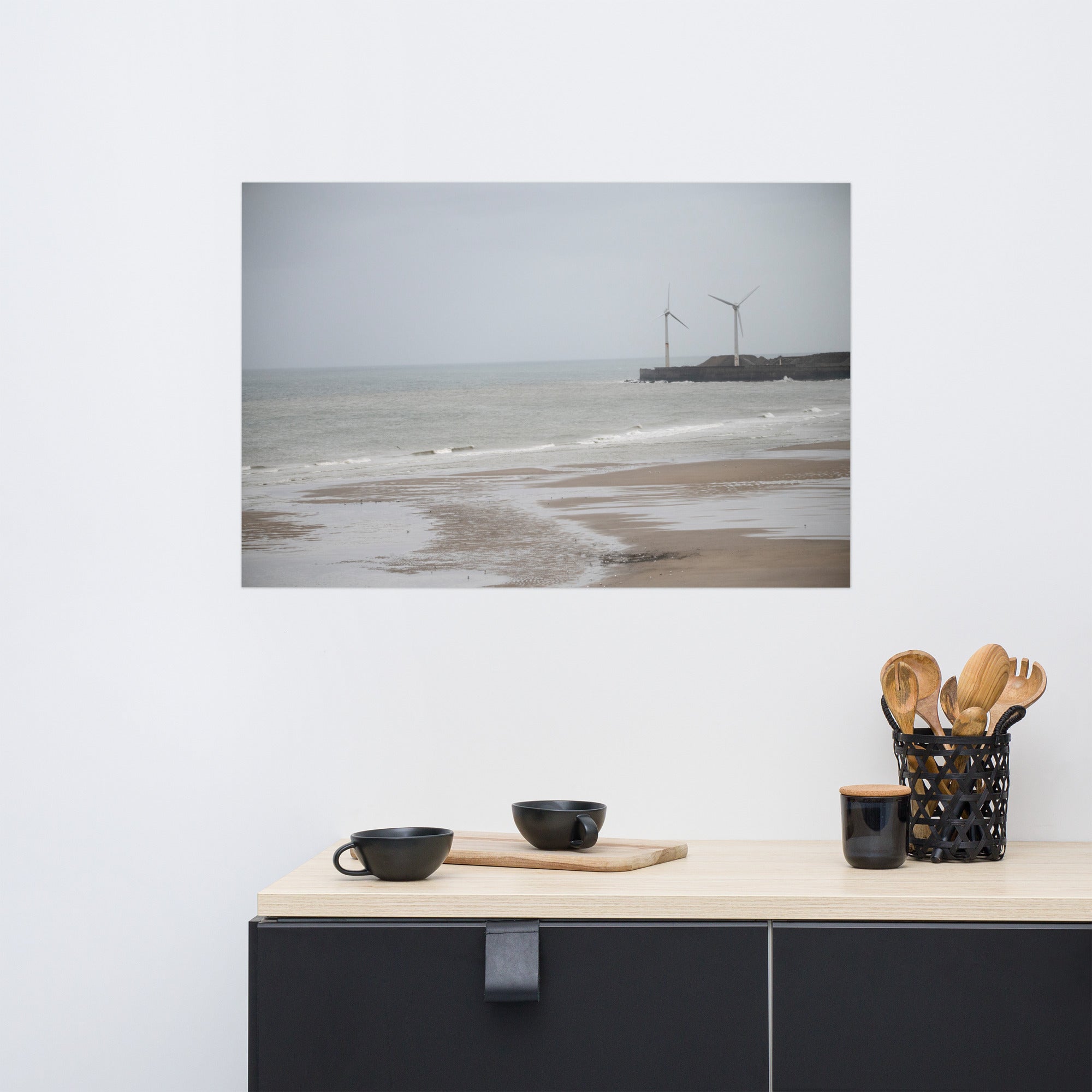 Poster d'une plage brumeuse avec mouettes et éoliennes sur la côte nord de la France