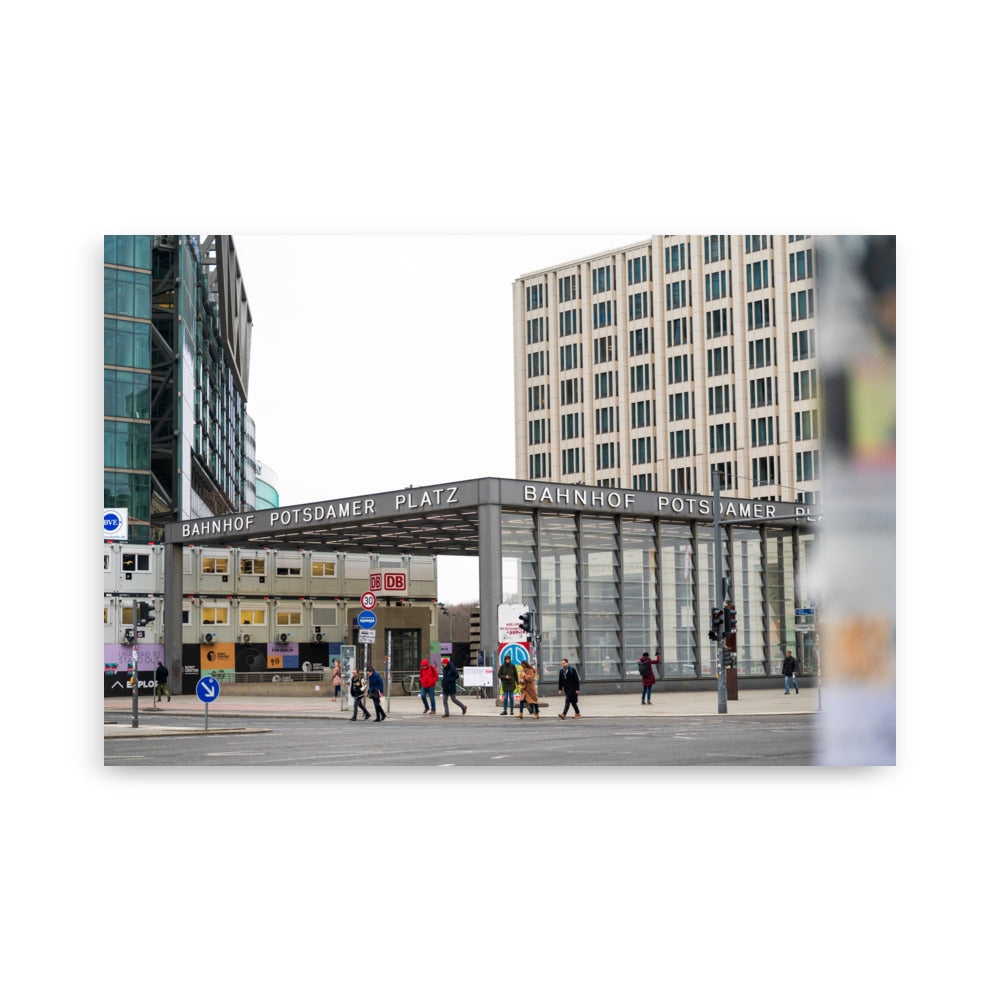 Photographie 'Bahnhof Potsdamer Platz' représentant l'extérieur de la gare à Berlin