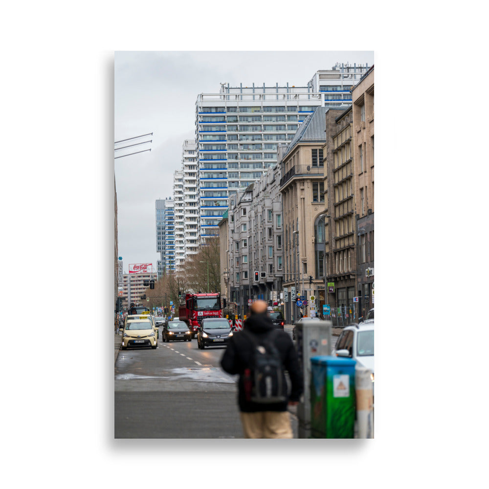 Poster 'Vie Urbaine Berlin' représentant une rue animée de Berlin avec des taxis, des travaux routiers et une publicité pour Coca-Cola