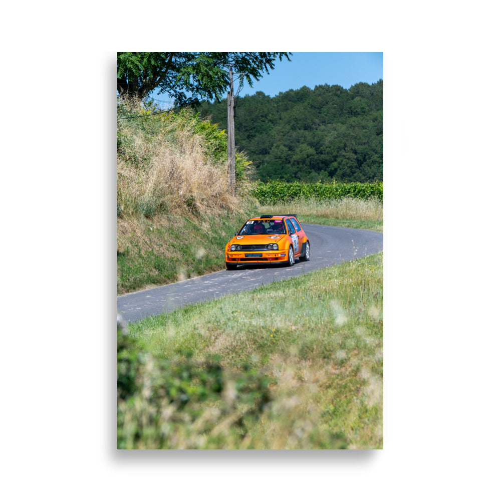 Poster 'Volkswagen Golf 3 Rallye' montrant une voiture de rallye Volkswagen Golf 3 orange en plein course