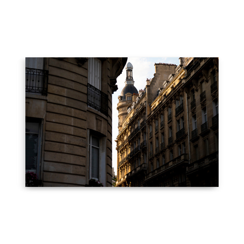 Poster 'Golden Hour Paris' montrant le soleil illuminant un immeuble parisien pendant la 'Golden Hour