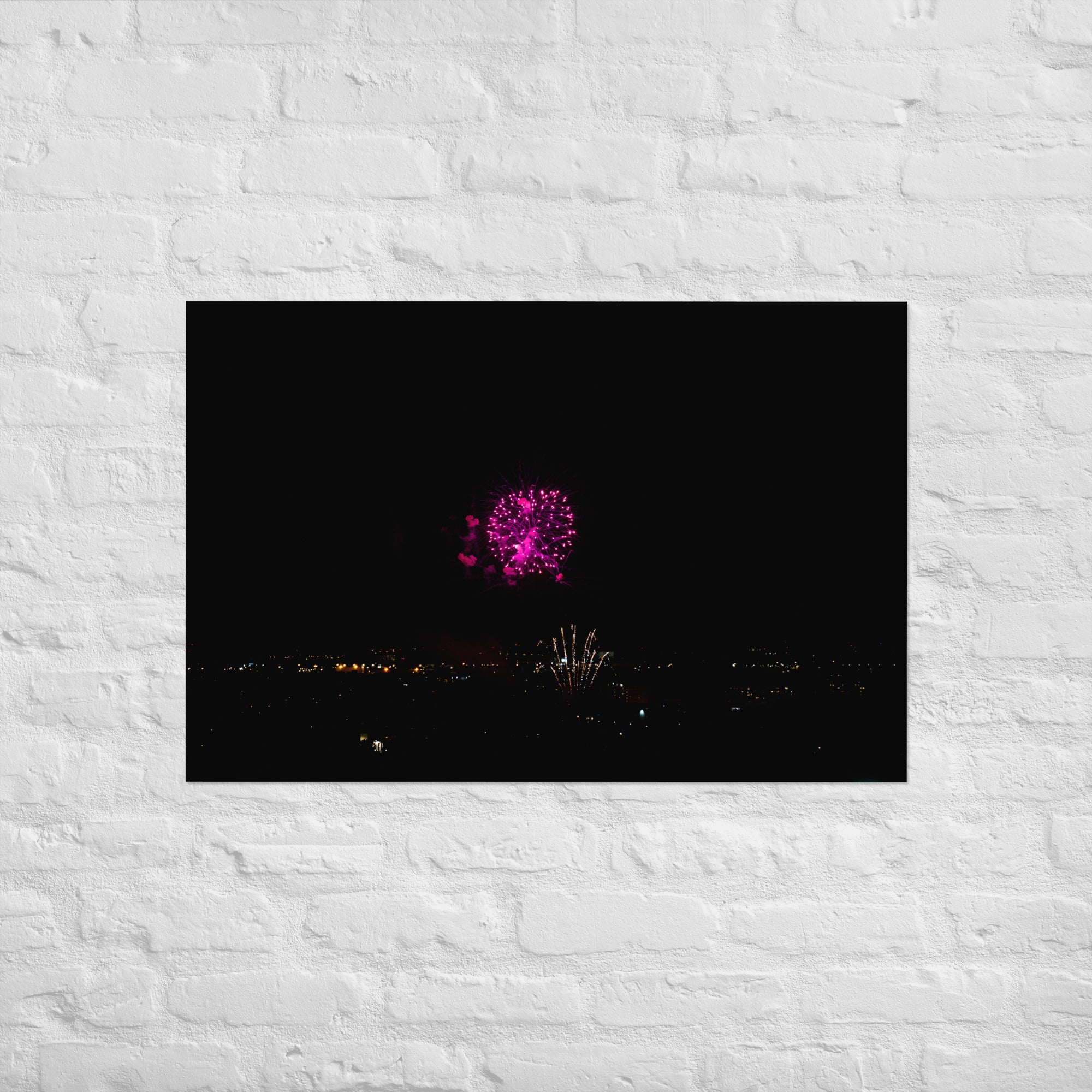 Poster '14 Juillet Rose' montrant une photographie d'un feu d'artifice rose formant des petits cœurs dans le ciel pour la Fête nationale du 14 juillet.