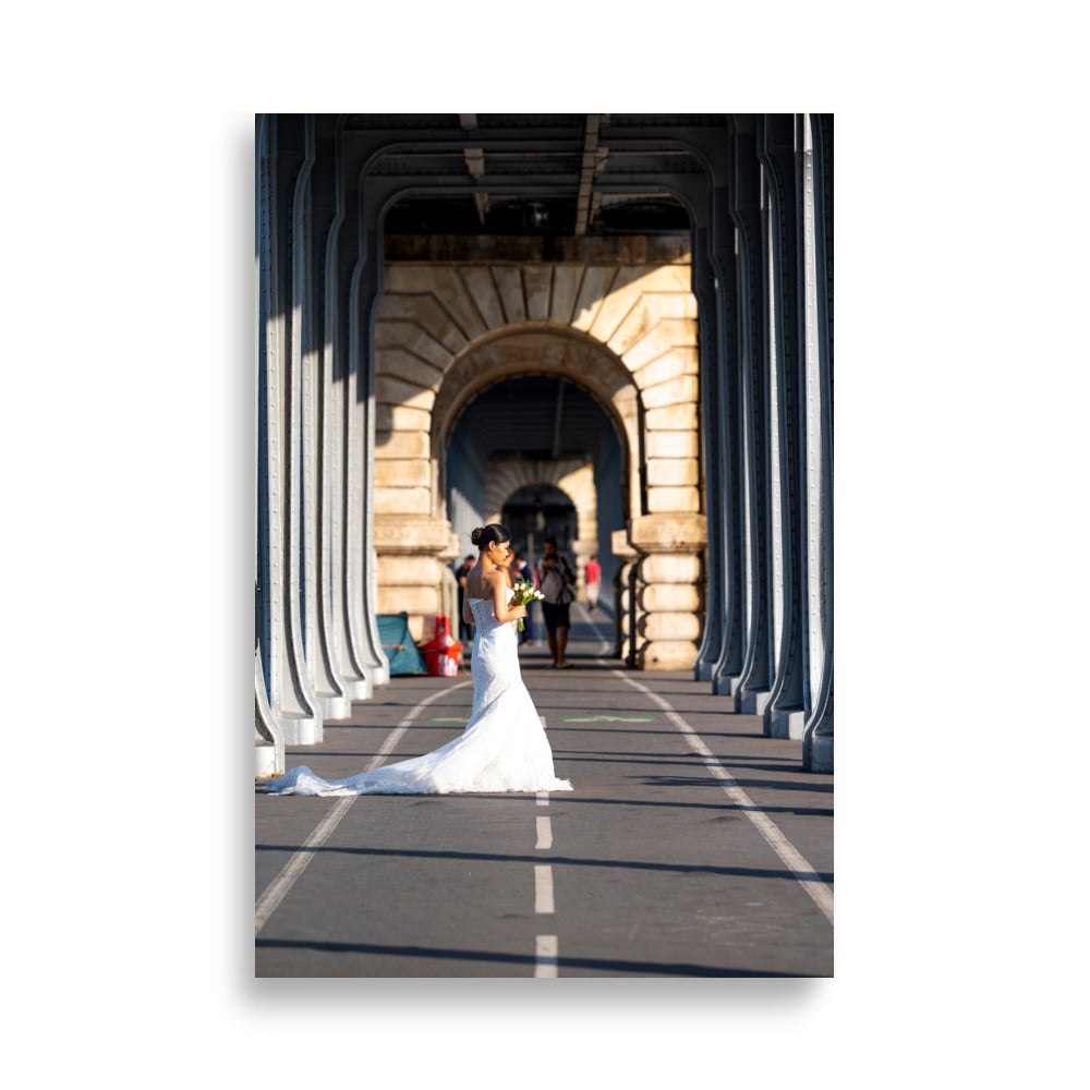 Poster 'Mariage' présentant une photographie d'un couple marié en pleine séance photo sur le pont de Bir-Hakeim à Paris.