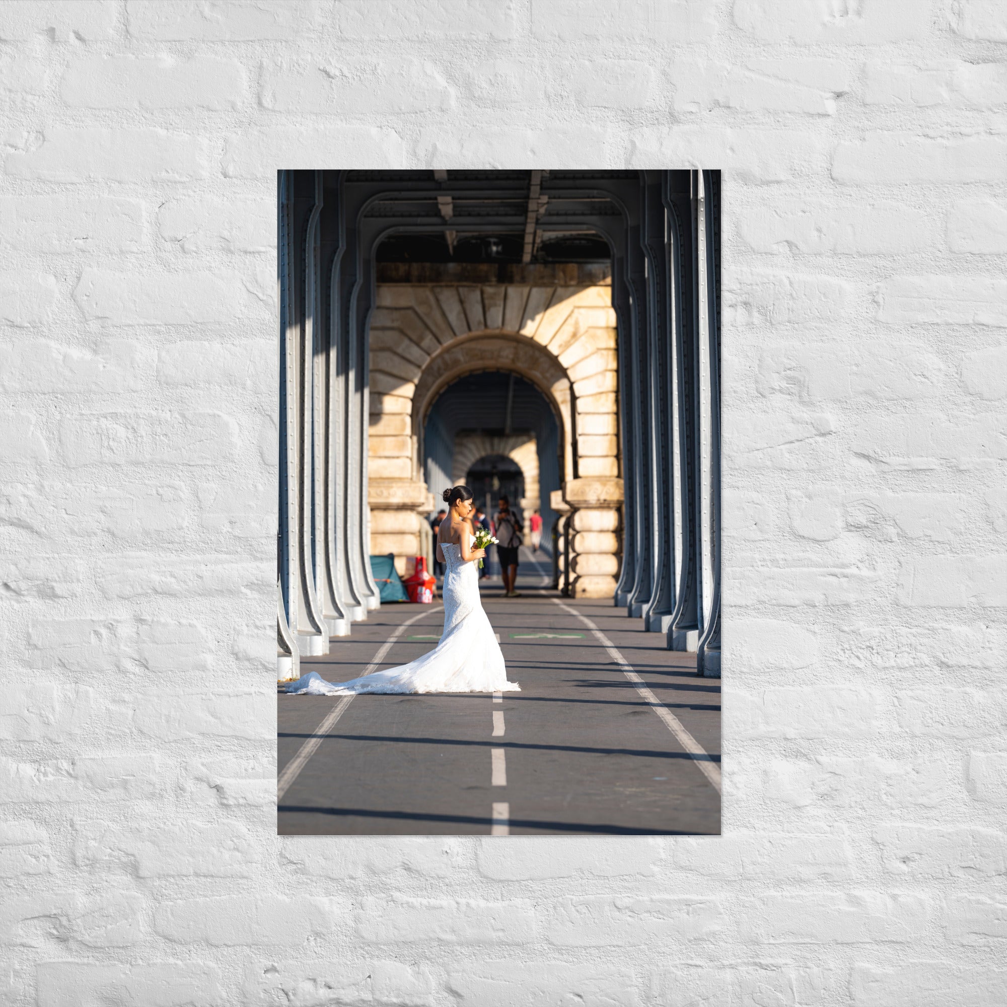 Poster 'Mariage' présentant une photographie d'un couple marié en pleine séance photo sur le pont de Bir-Hakeim à Paris.