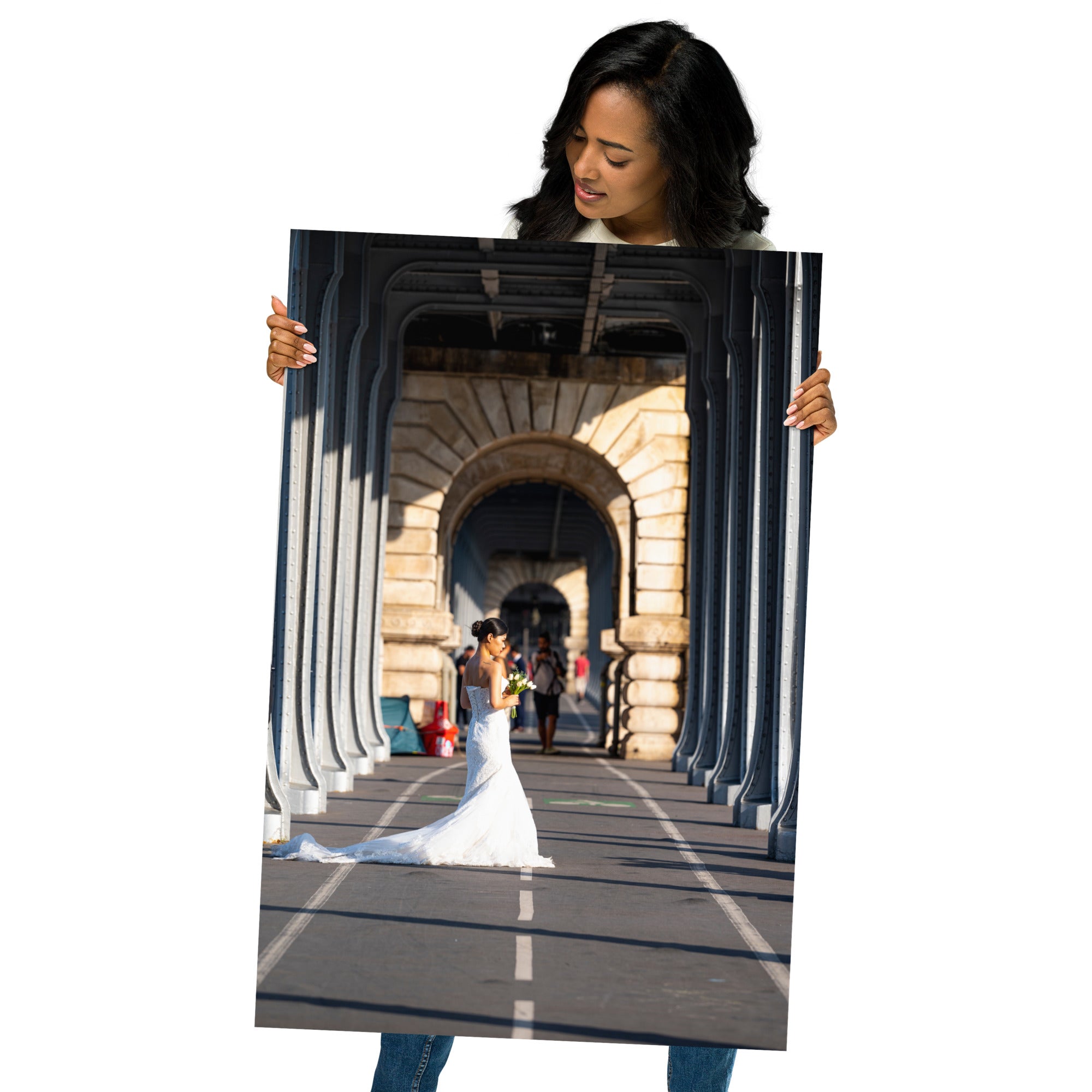 Poster 'Mariage' présentant une photographie d'un couple marié en pleine séance photo sur le pont de Bir-Hakeim à Paris.