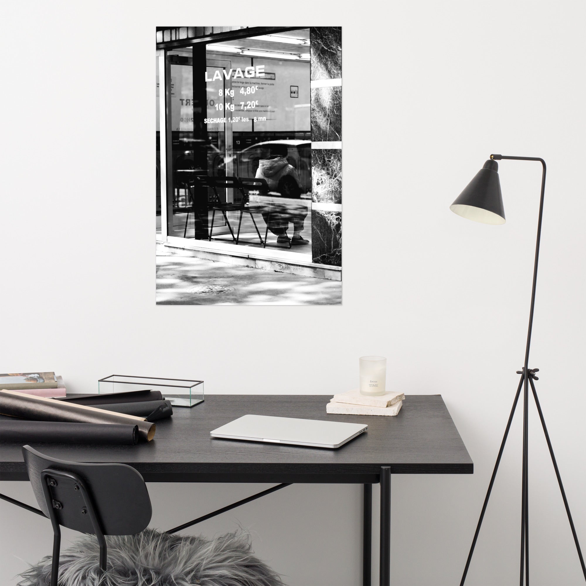 Photographie 'Lavage' en noir et blanc de l'intérieur d'une laverie urbaine.