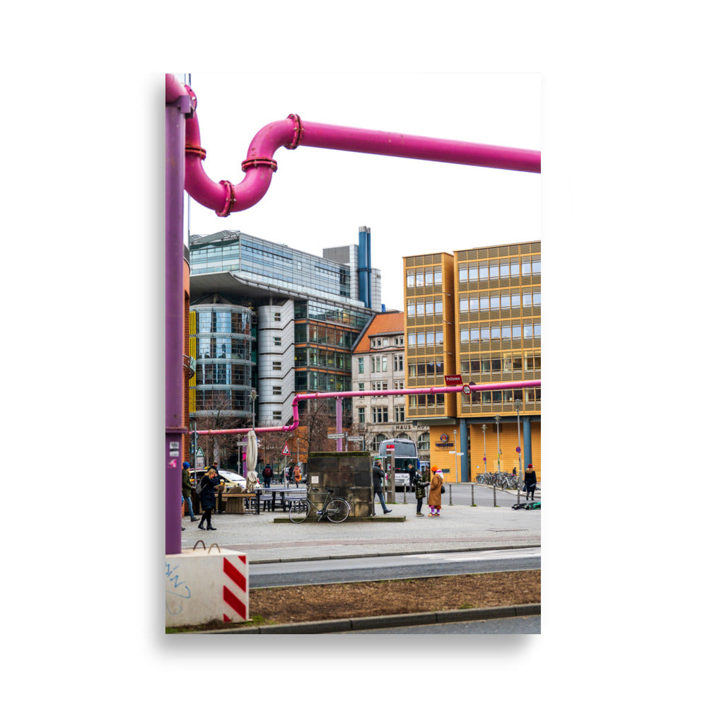 Photographie 'Les tuyaux roses de Berlin' montrant des tuyaux sortant de terre utilisés pour dispatcher le surplus d'eau.