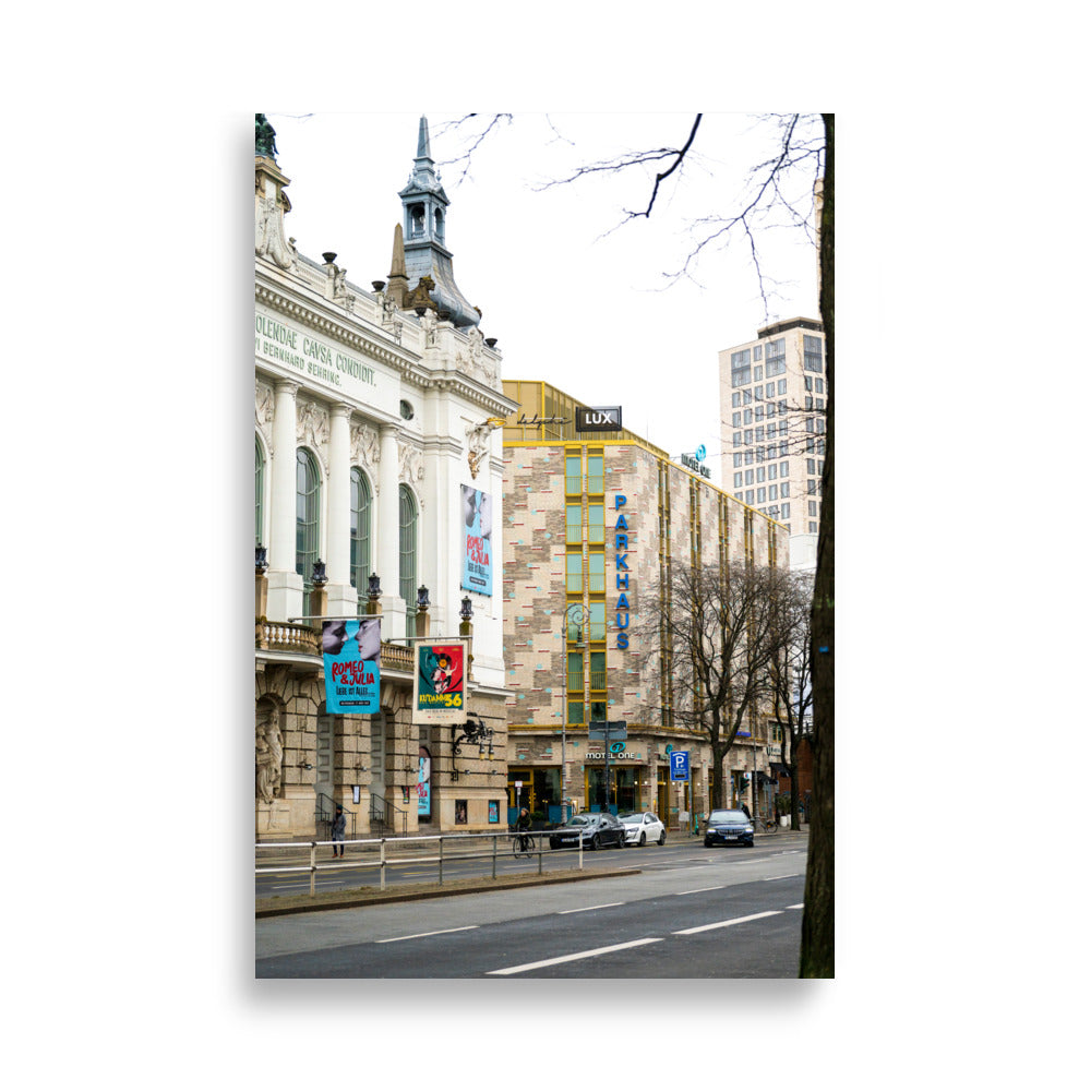 Affiche en noir et blanc du Motel One à Berlin, mettant en évidence l'architecture moderne et la dynamique de la vie urbaine.