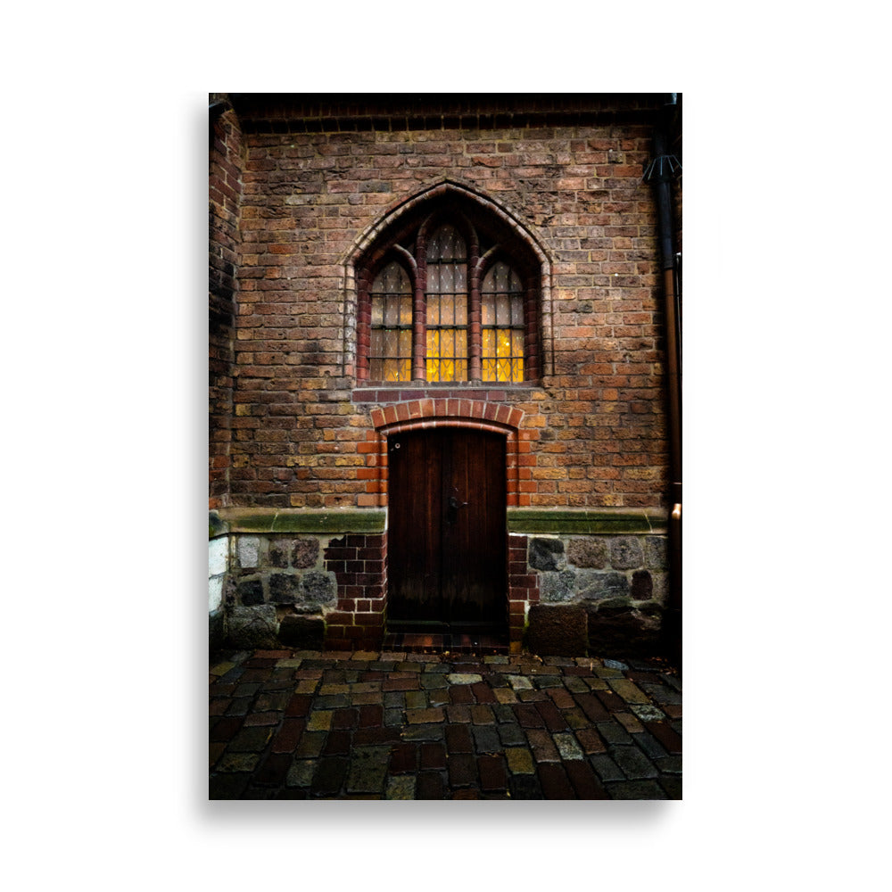 Photographie en couleur de l'entrée de l'église Nikolaikirche à Berlin, montrant des carreaux anciens et une porte en bois, évoquant une atmosphère similaire à celle d'Harry Potter.