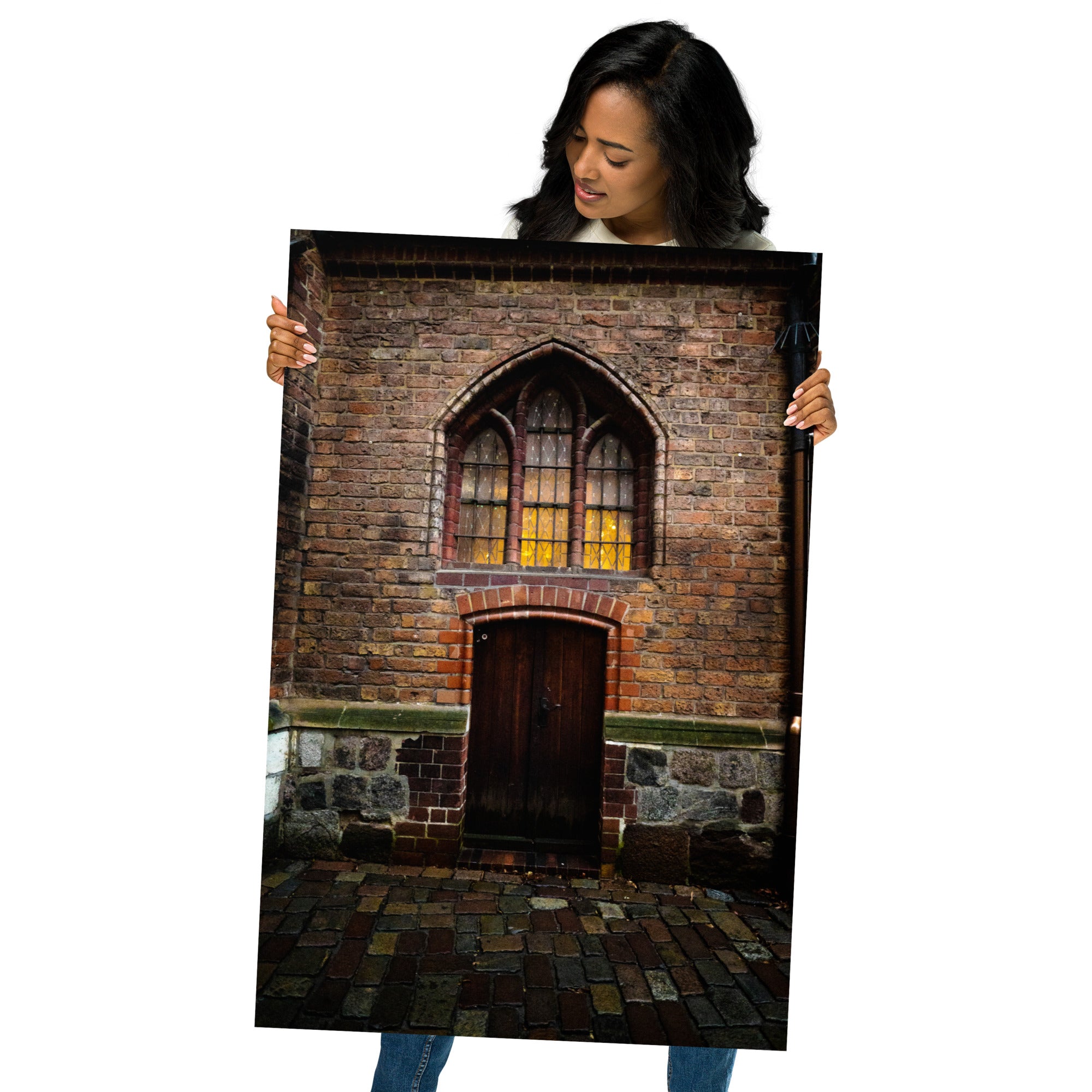 Photographie en couleur de l'entrée de l'église Nikolaikirche à Berlin, montrant des carreaux anciens et une porte en bois, évoquant une atmosphère similaire à celle d'Harry Potter.