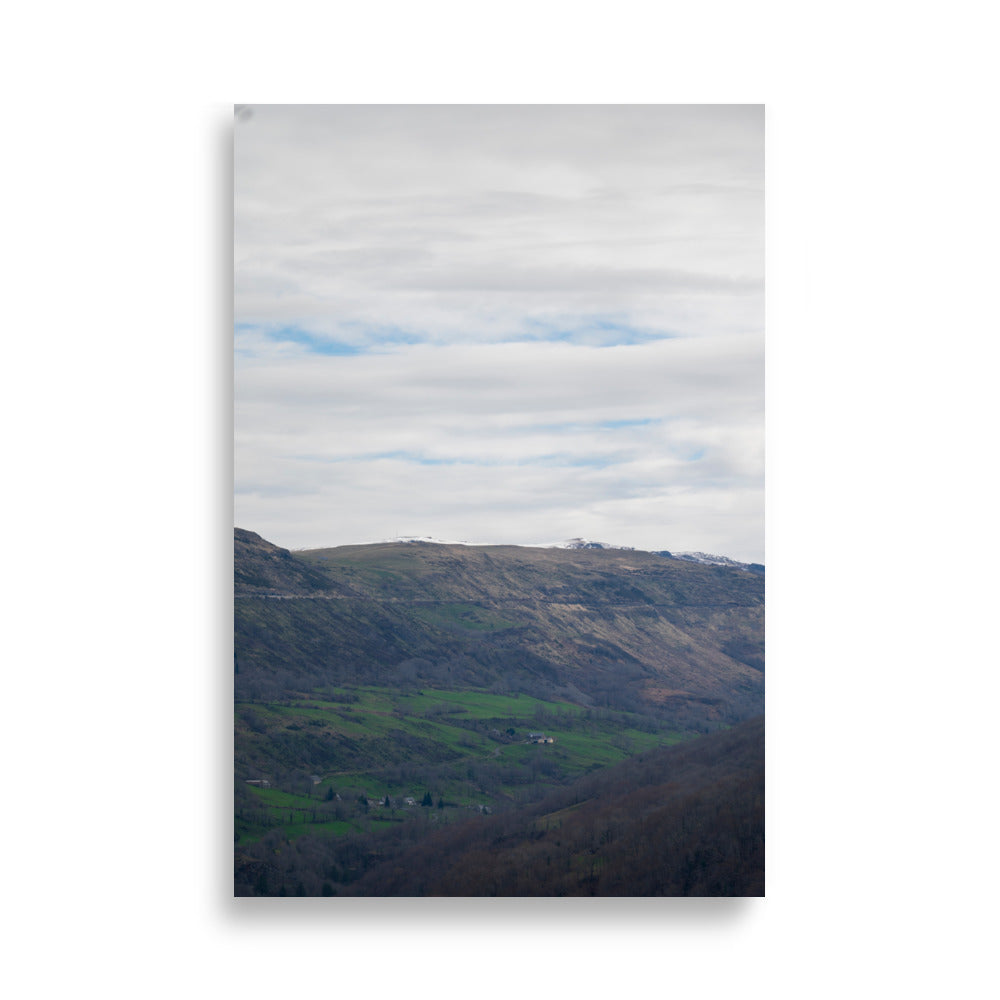 Vue panoramique du paysage auvergnat, capturant la majestuosité naturelle du Cantal.