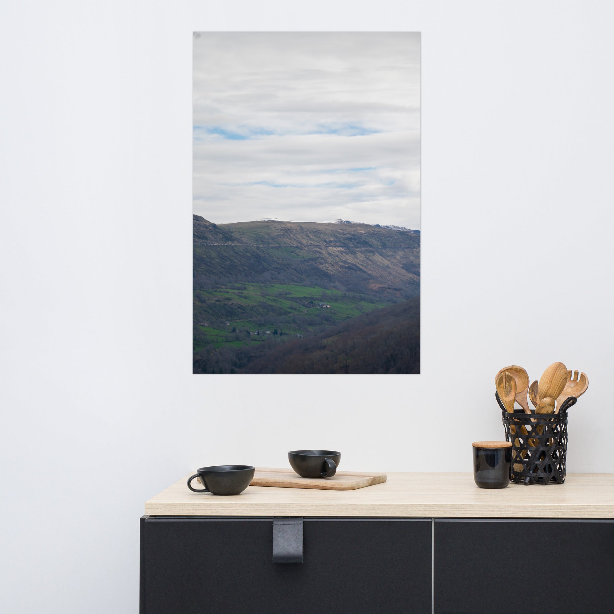 Vue panoramique du paysage auvergnat, capturant la majestuosité naturelle du Cantal.