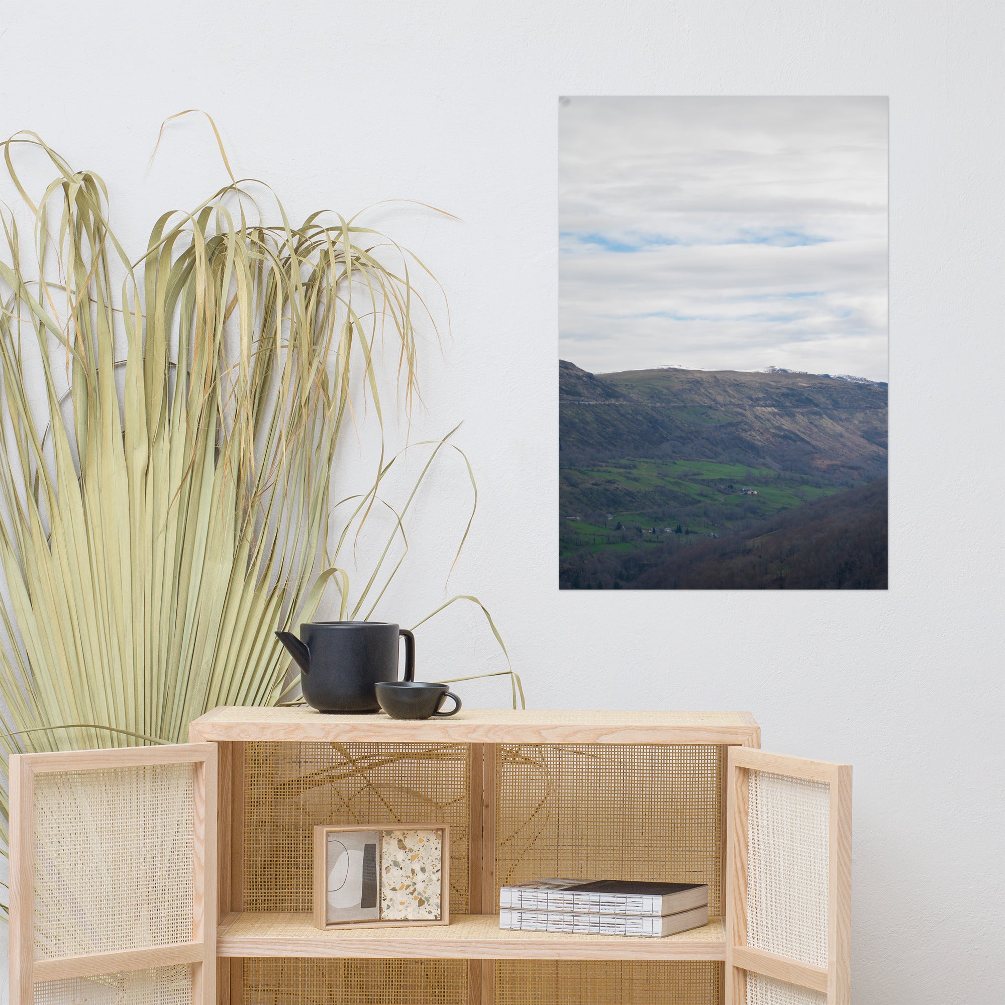 Vue panoramique du paysage auvergnat, capturant la majestuosité naturelle du Cantal.