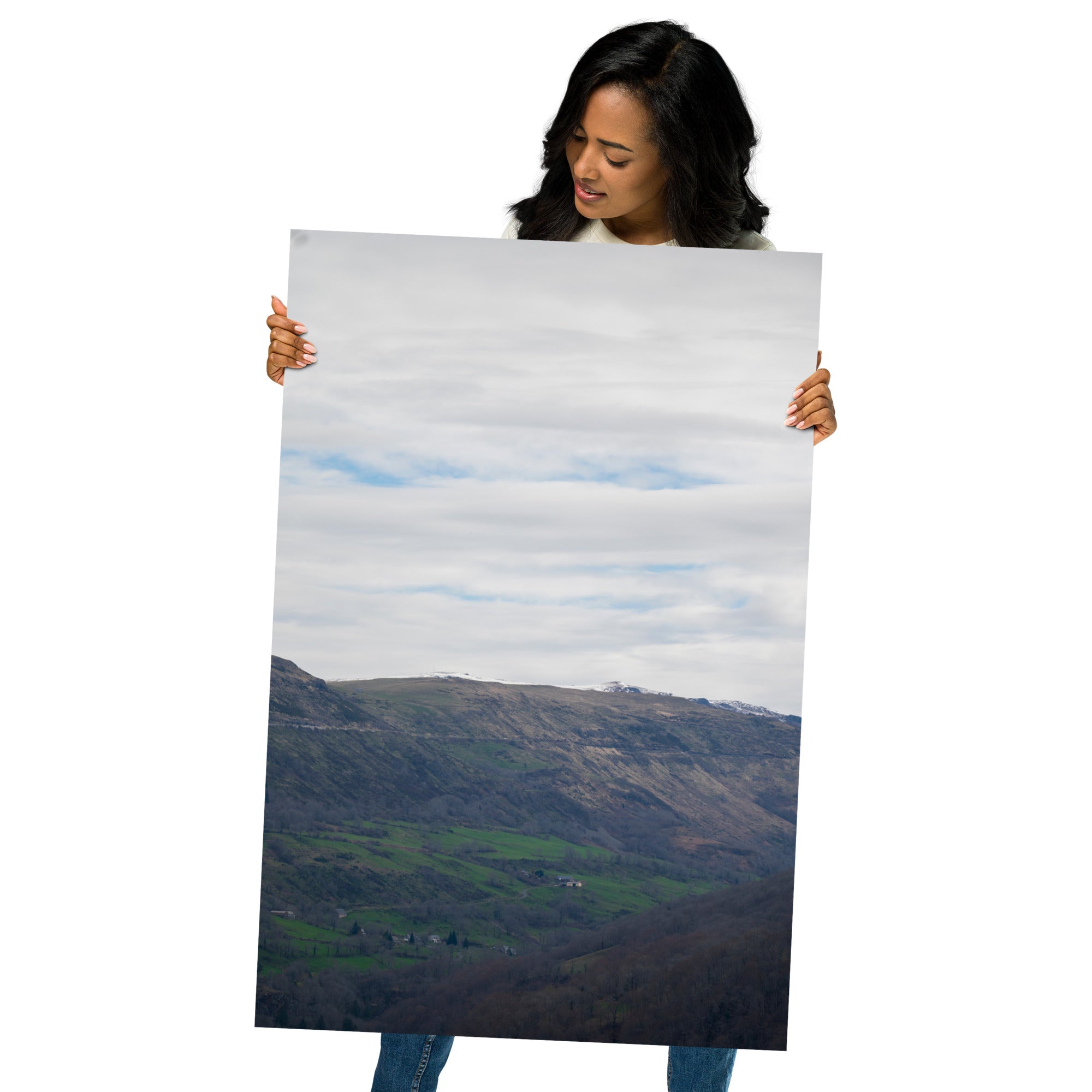 Vue panoramique du paysage auvergnat, capturant la majestuosité naturelle du Cantal.