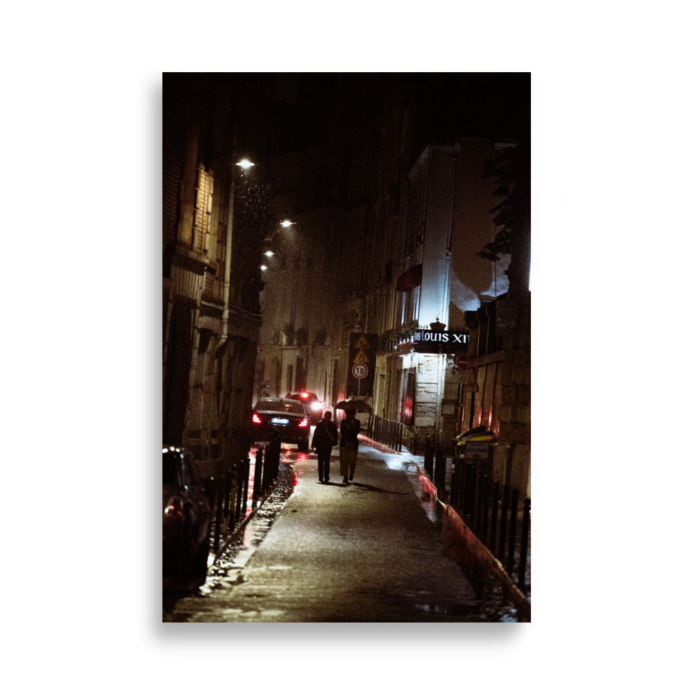 Ruelle parisienne sous la pluie avec reflets lumineux et couple se promenant main dans la main.