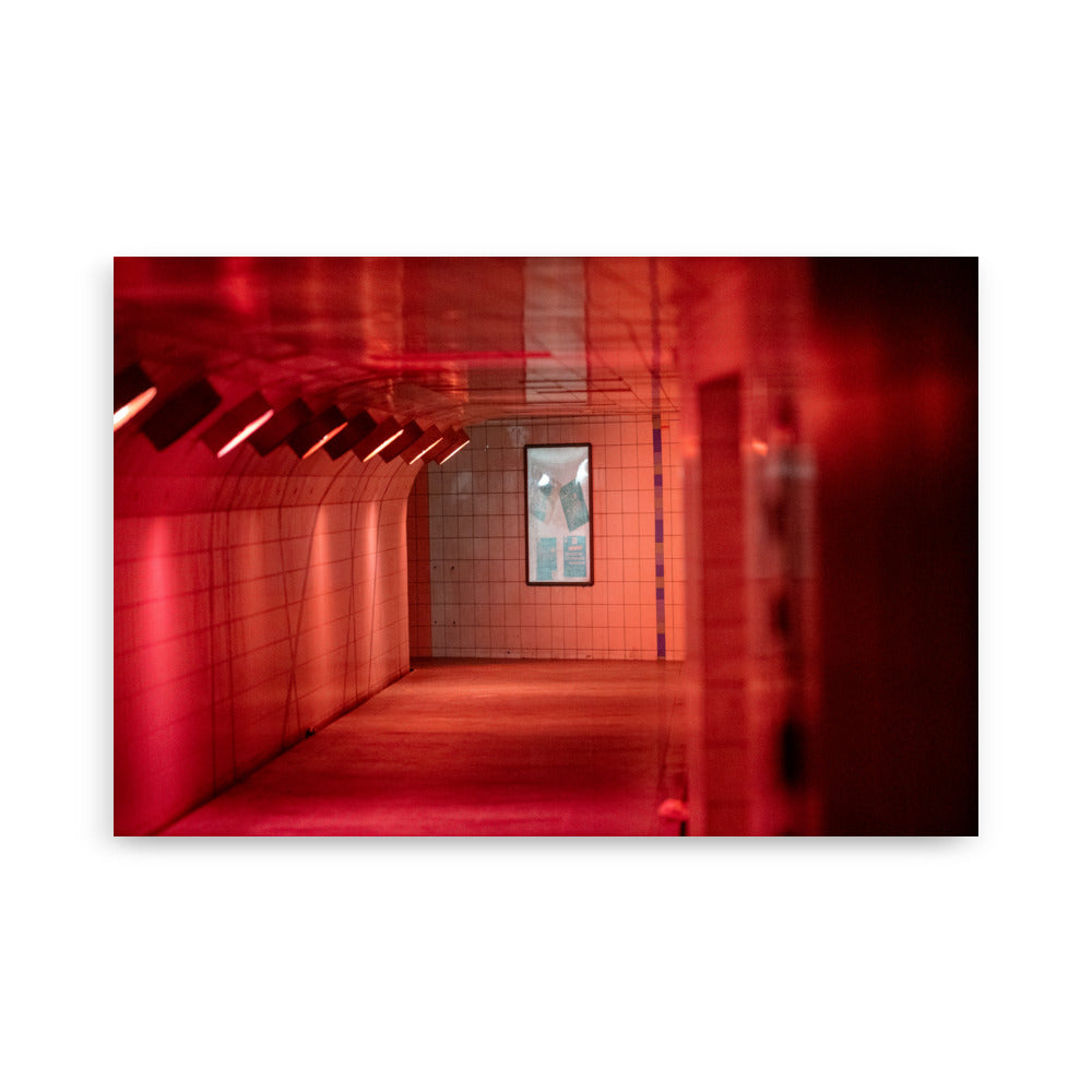 Tunnel éclairé en rouge sang à Villeneuve Saint Georges, lien entre la gare et la mairie.