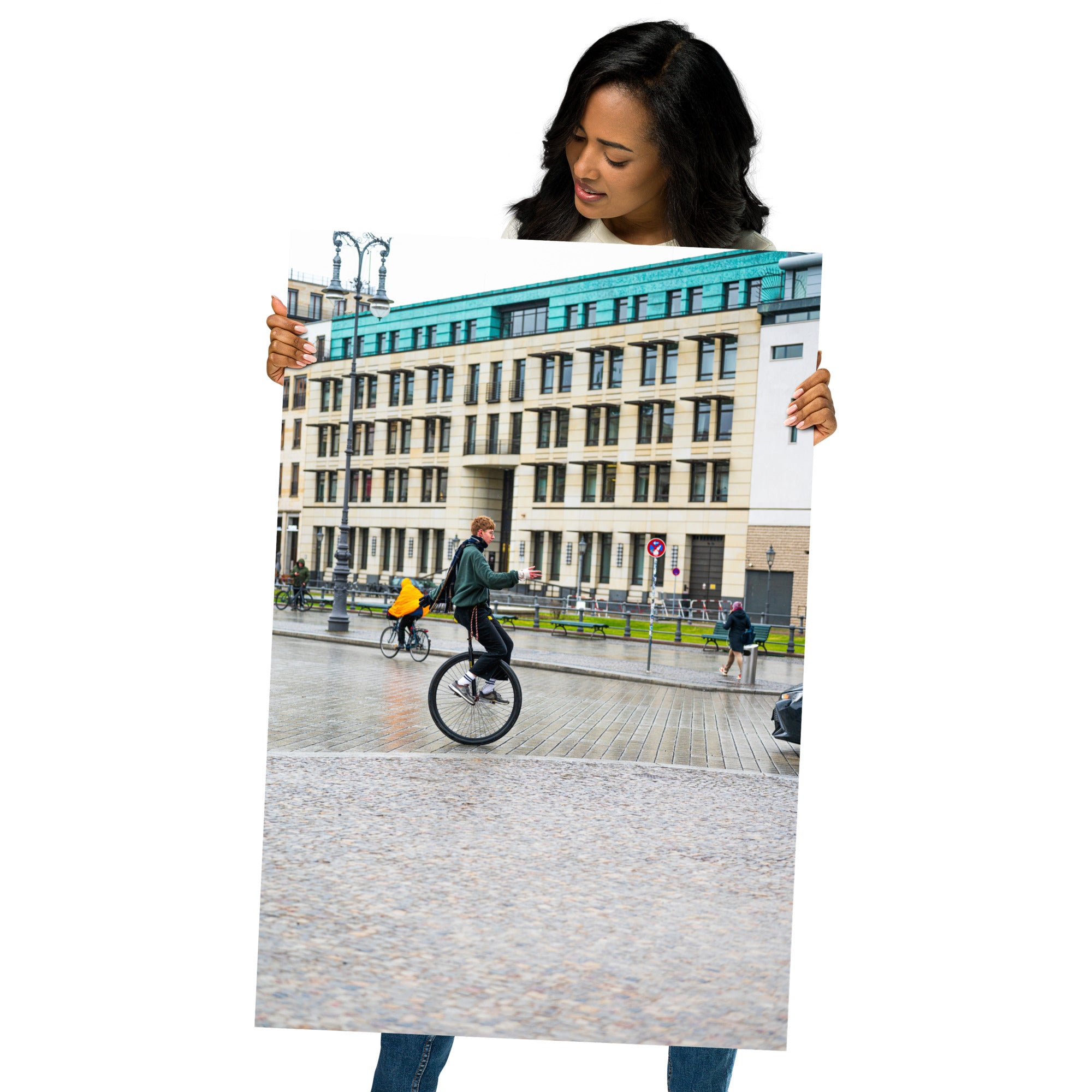 Jeune monocycliste en mouvement près de la Porte de Brandebourg à Berlin.