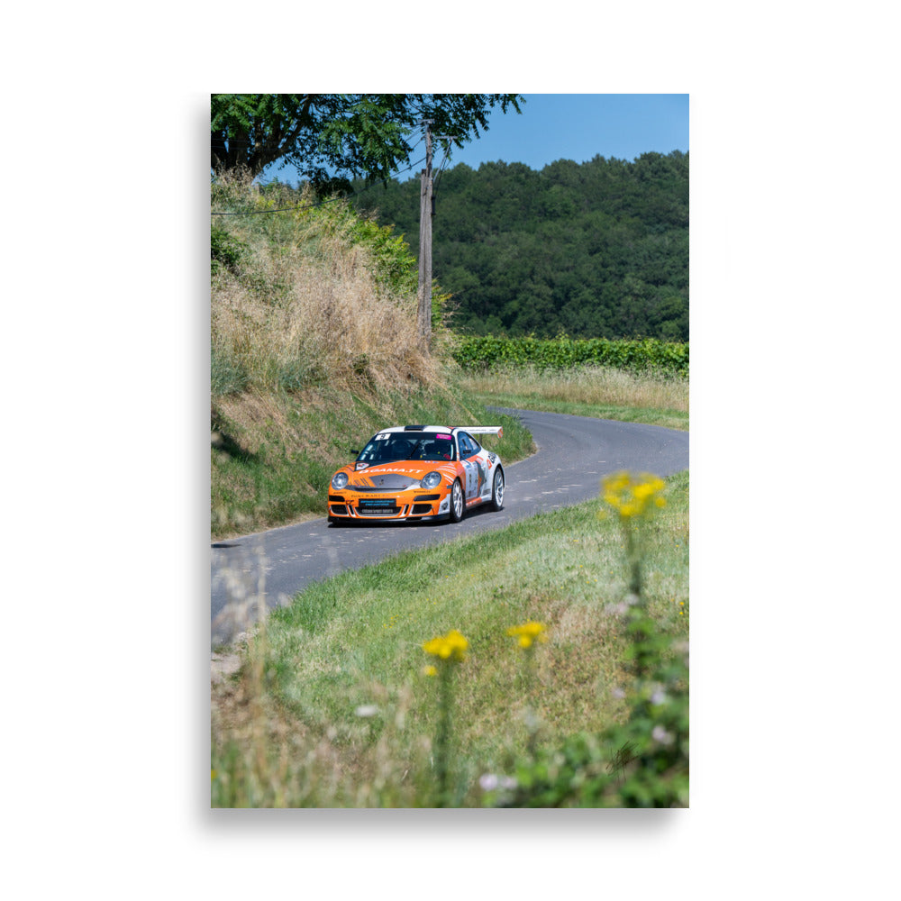 Porsche 911 compétition, pilote et copilote en action lors du Rallye des Vins de Chinon.