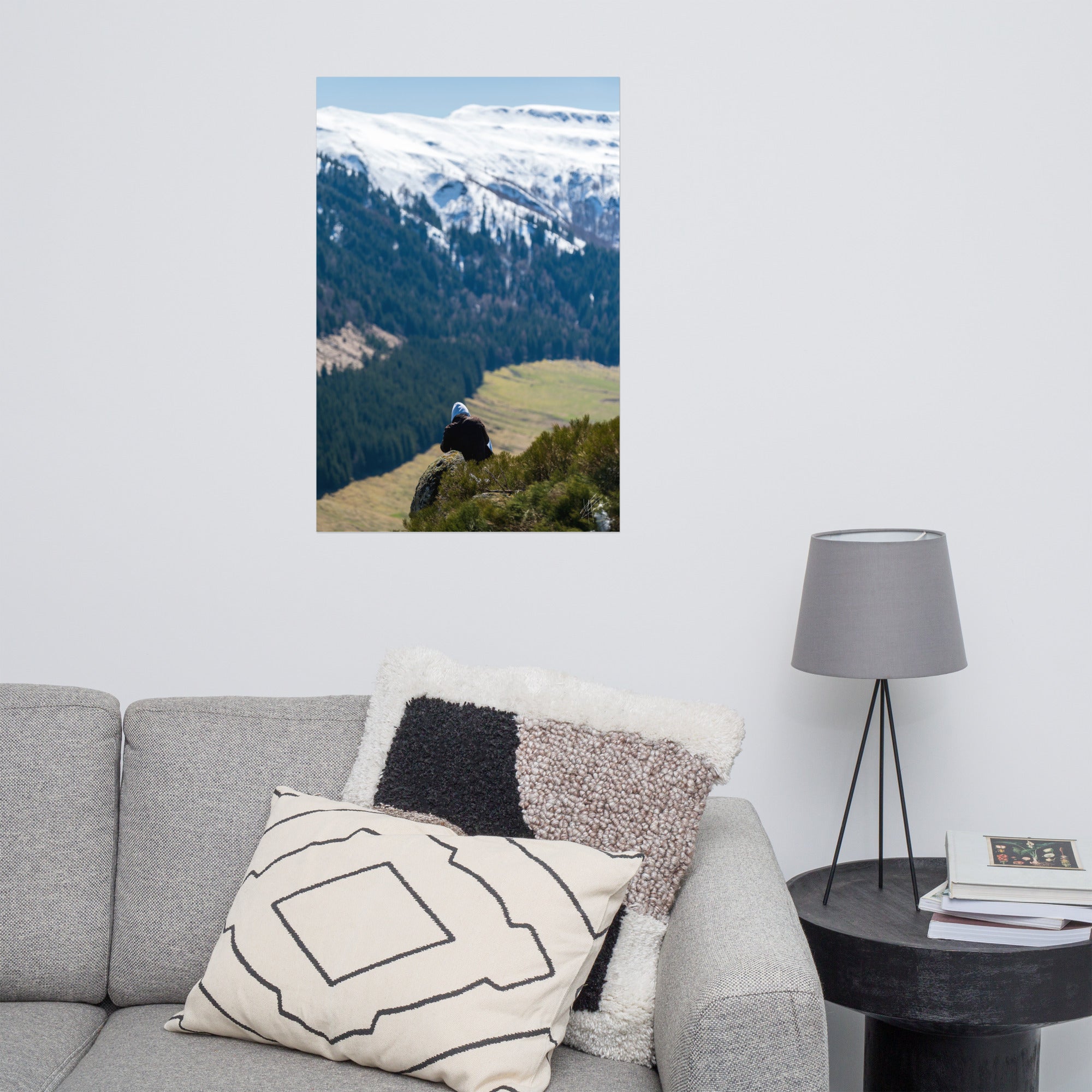 Figure en méditation sur une montagne du Cantal, vaste paysage en arrière-plan.