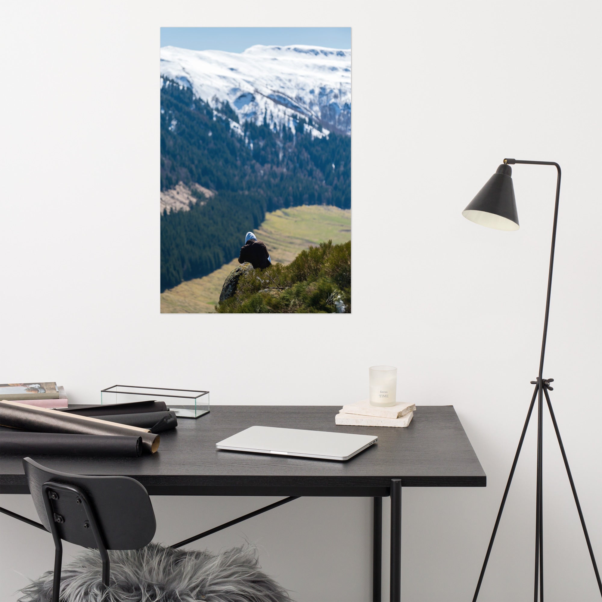 Figure en méditation sur une montagne du Cantal, vaste paysage en arrière-plan.