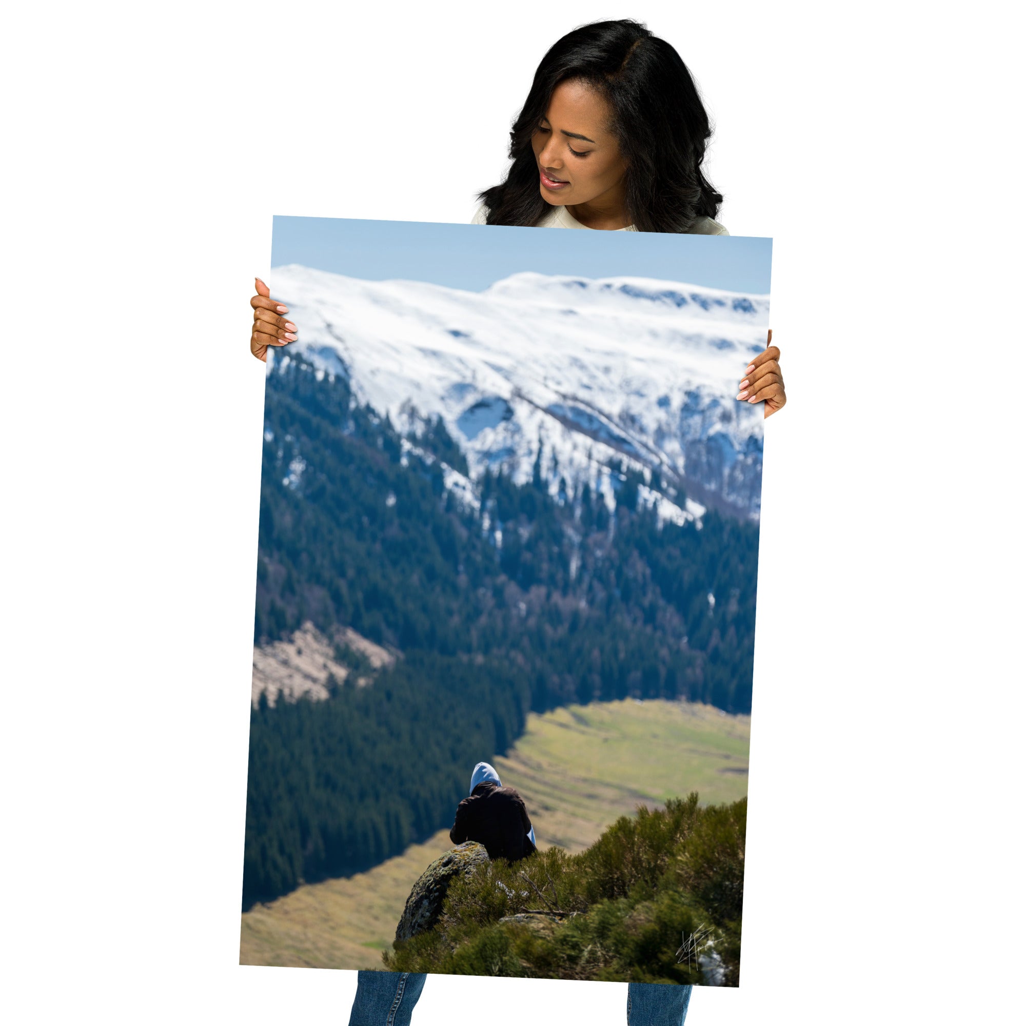 Figure en méditation sur une montagne du Cantal, vaste paysage en arrière-plan.