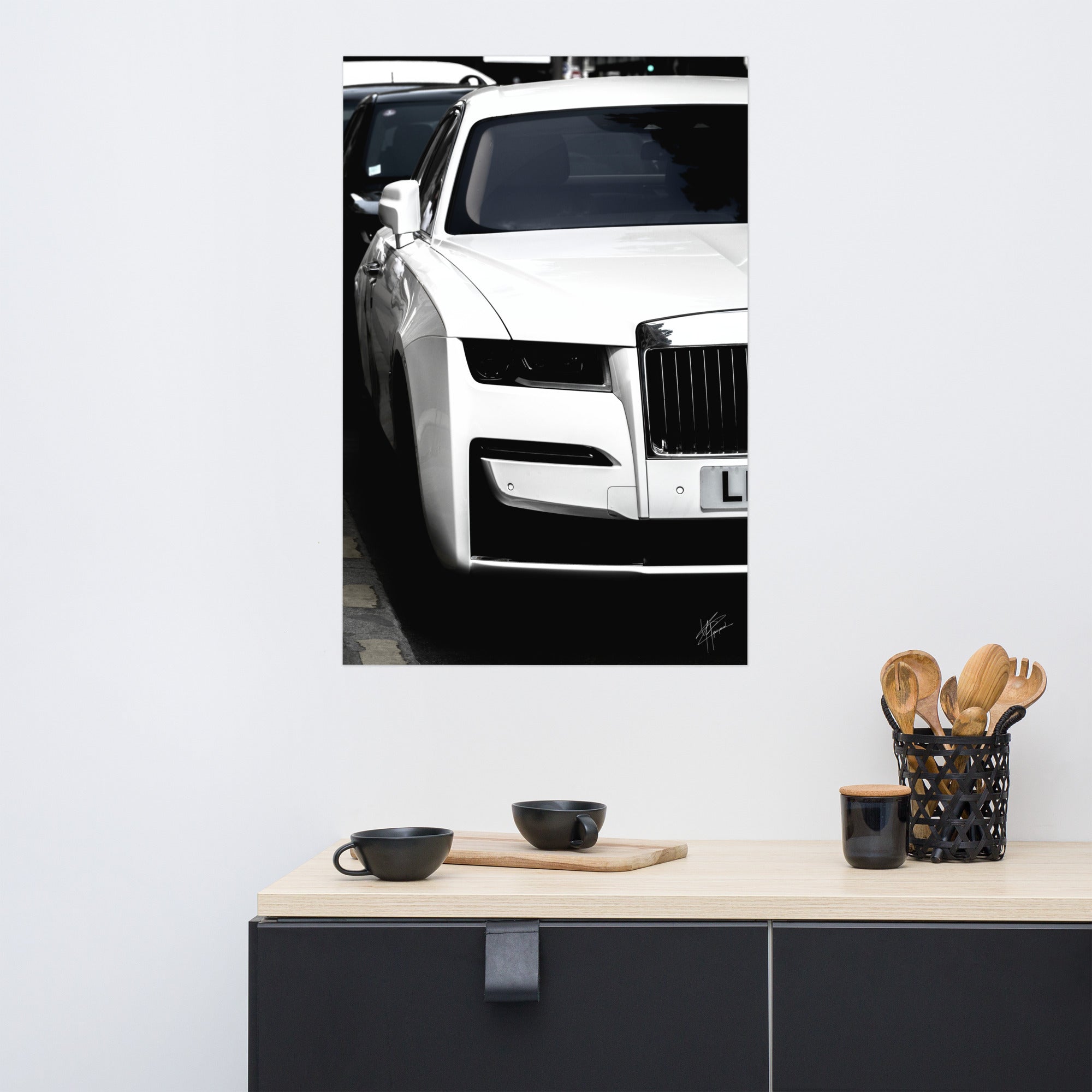 Photographie en noir et blanc de la luxueuse Rolls-Royce Ghost.