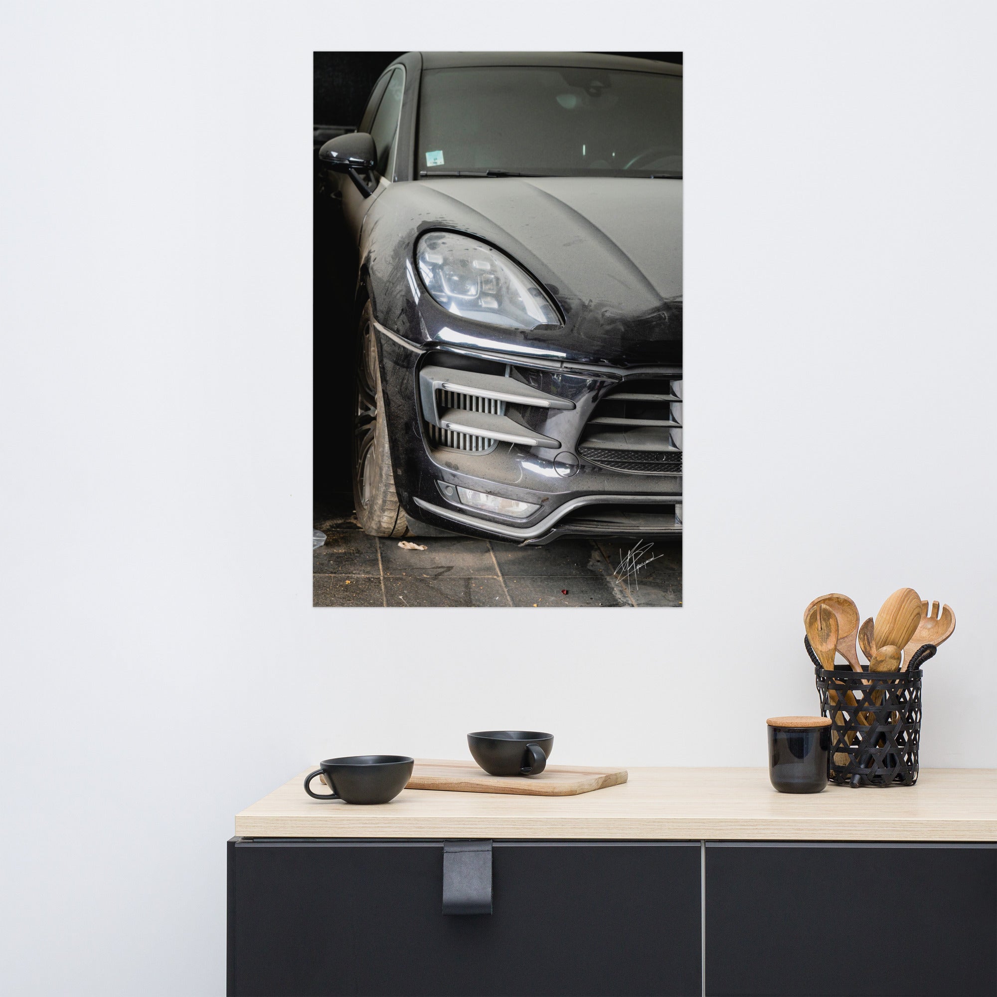 Photographie d'un Porsche Cayenne noir abandonné dans un garage poussiéreux.