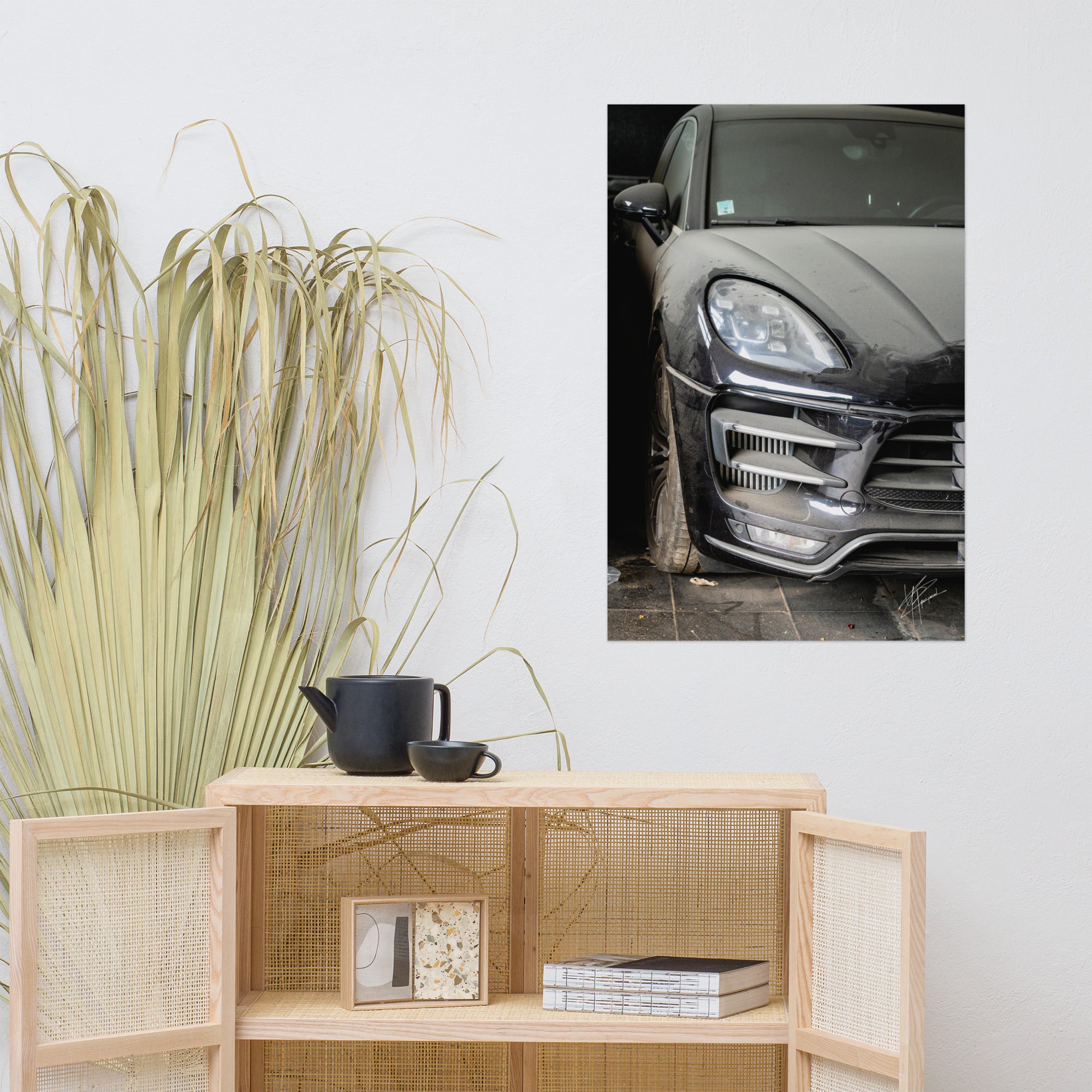 Photographie d'un Porsche Cayenne noir abandonné dans un garage poussiéreux.