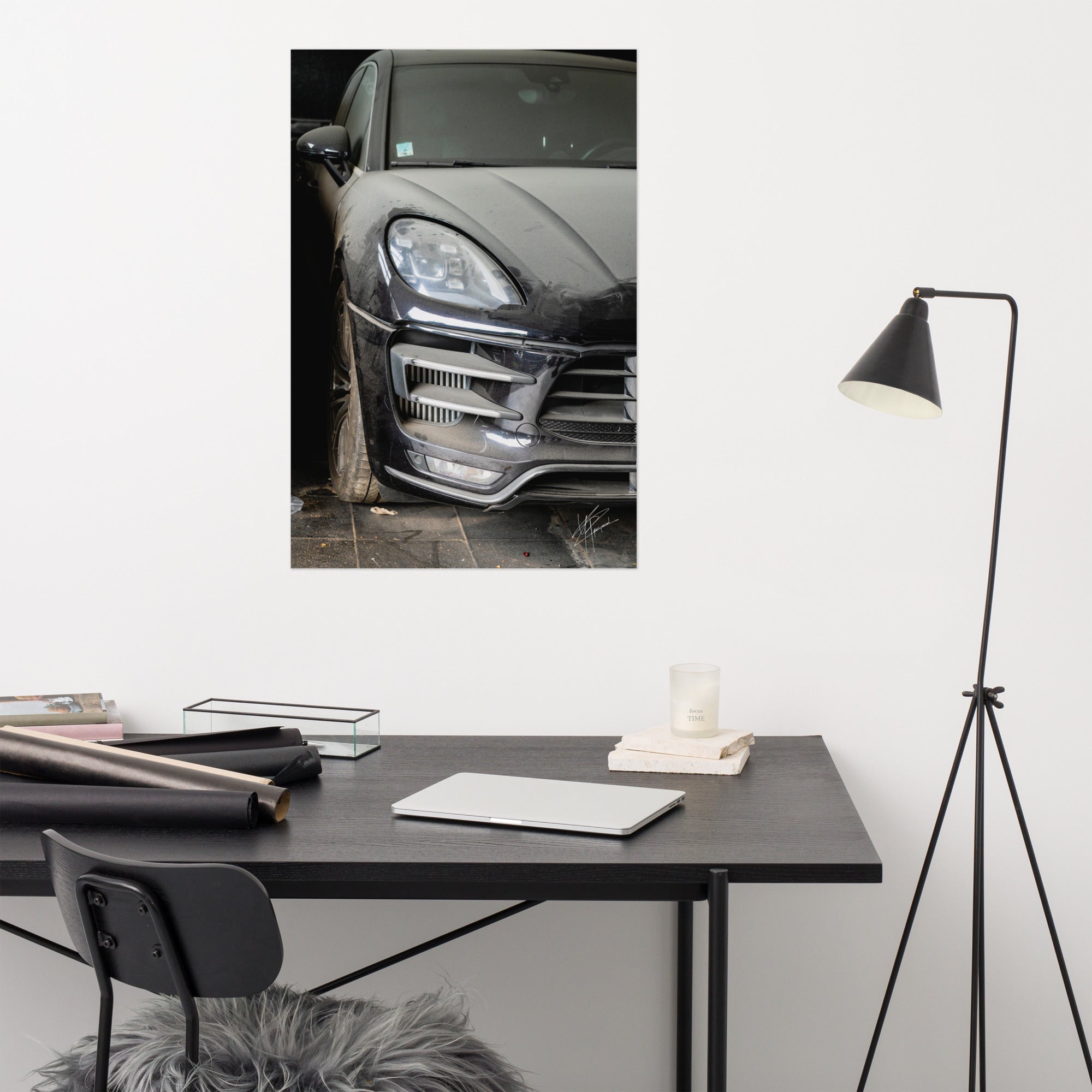 Photographie d'un Porsche Cayenne noir abandonné dans un garage poussiéreux.