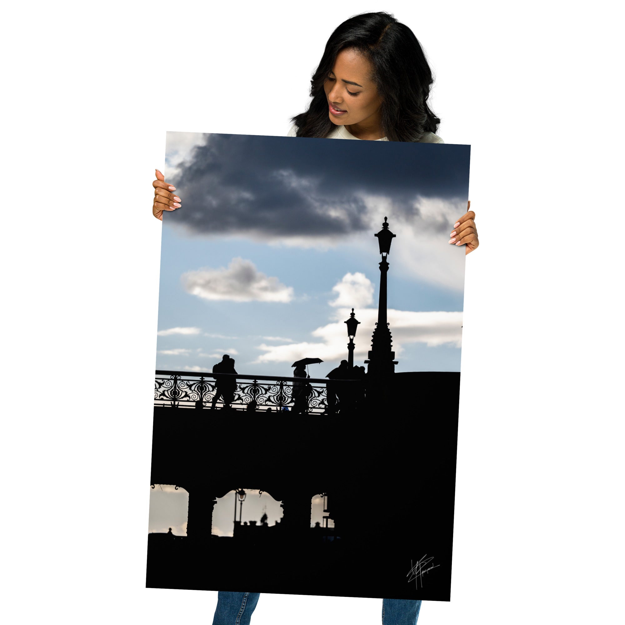 Des passants sur un pont parisien avec un ciel azur en arrière-plan, orné de nuages blancs et gris.