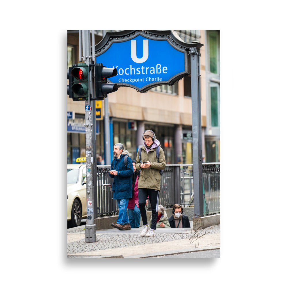 Sortie de métro 'Checkpoint Charlie' à Berlin, illustrant le contraste entre l'historique et le moderne.