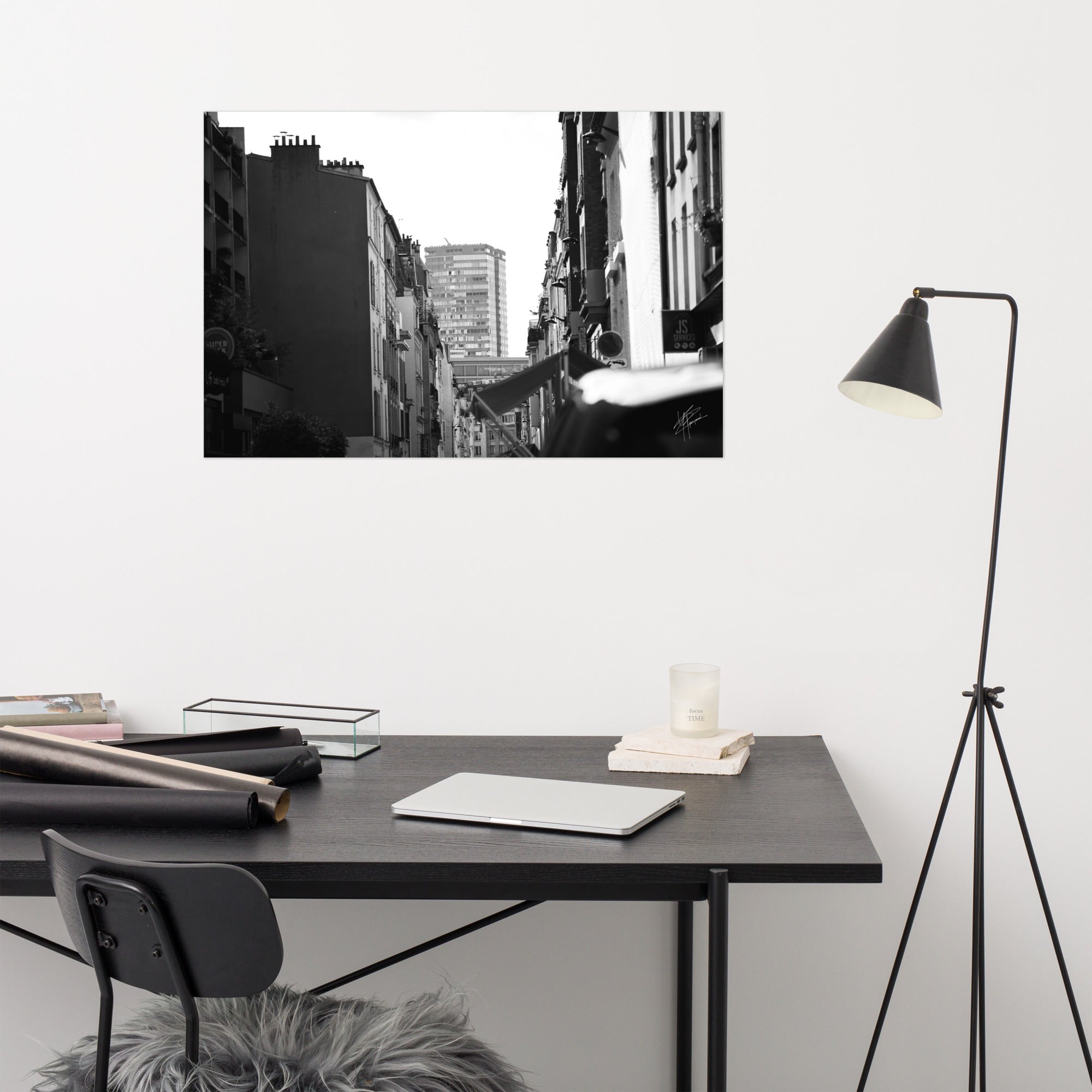 Photographie en noir et blanc de la 'Rue Tiphaine', capture authentique de la vie quotidienne du vieux Paris.