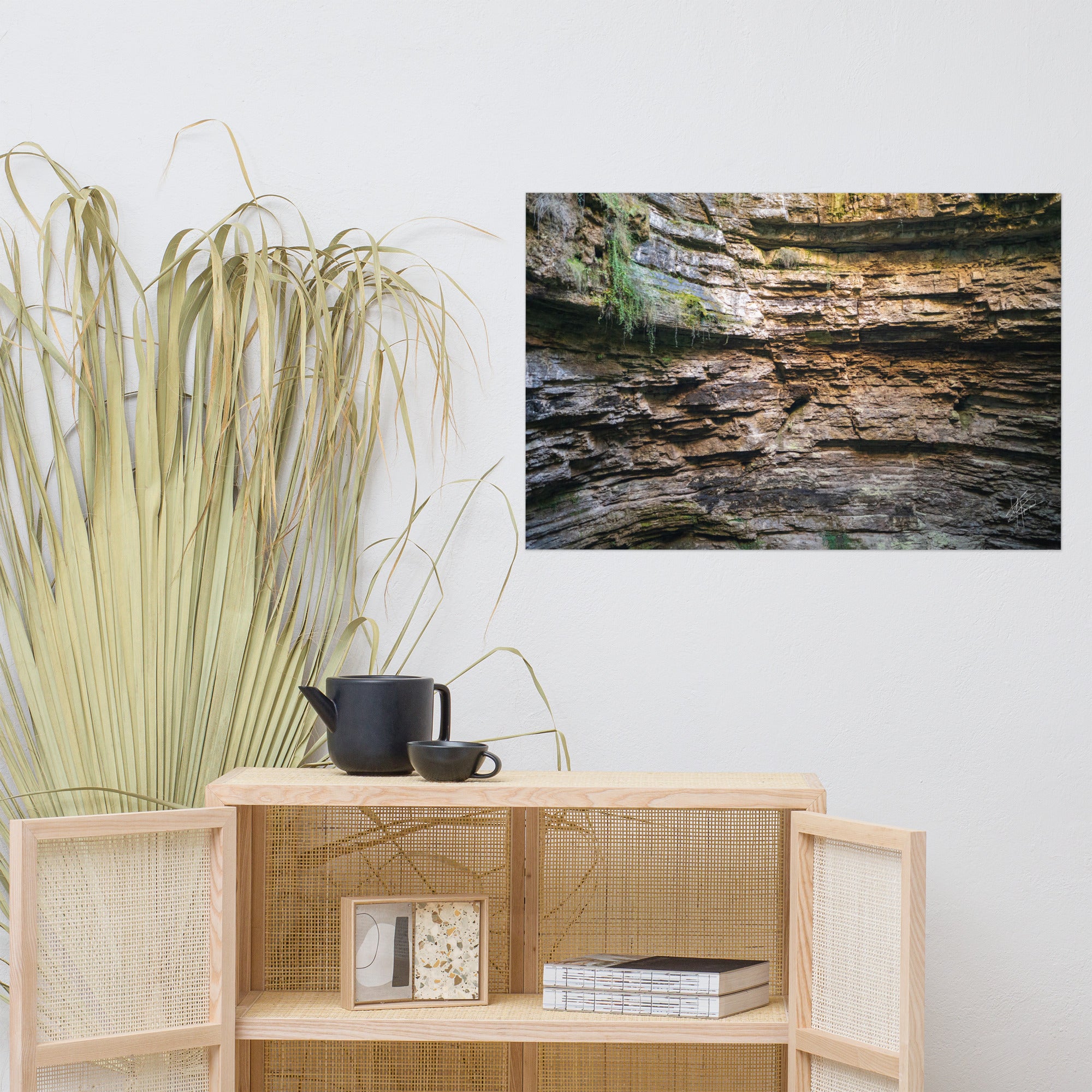 Photographie détaillée d'un mur de roche souterrain au gouffre de Padirac montrant des couches distinctes et des signes d'érosion.