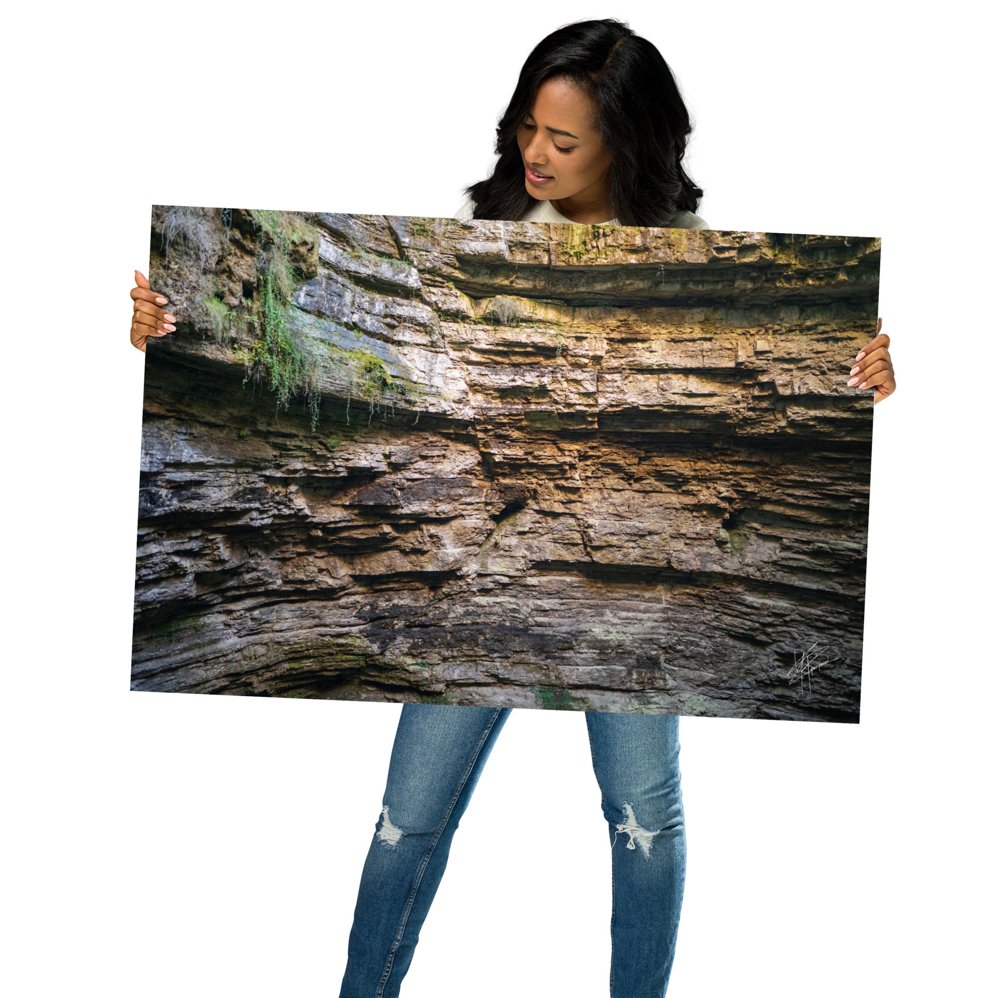 Photographie détaillée d'un mur de roche souterrain au gouffre de Padirac montrant des couches distinctes et des signes d'érosion.