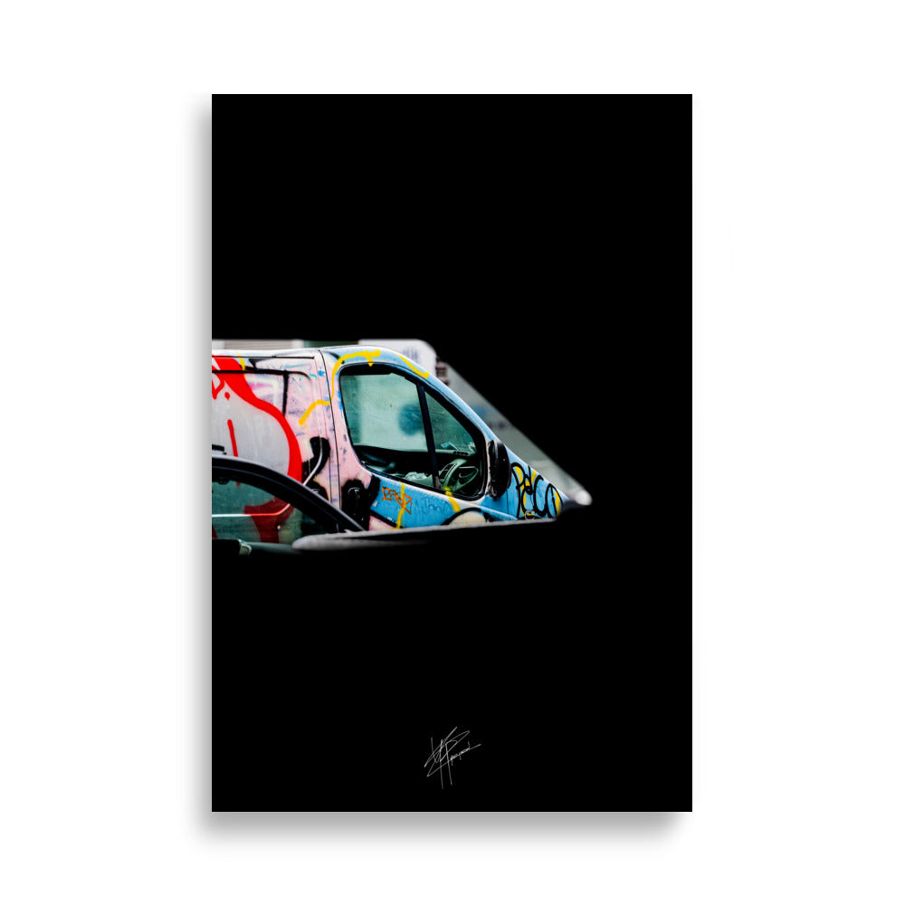 Vue contrastée d'un Renault Trafic éclairé, entouré d'une obscurité artistique, témoignant de l'histoire urbaine et du street art.