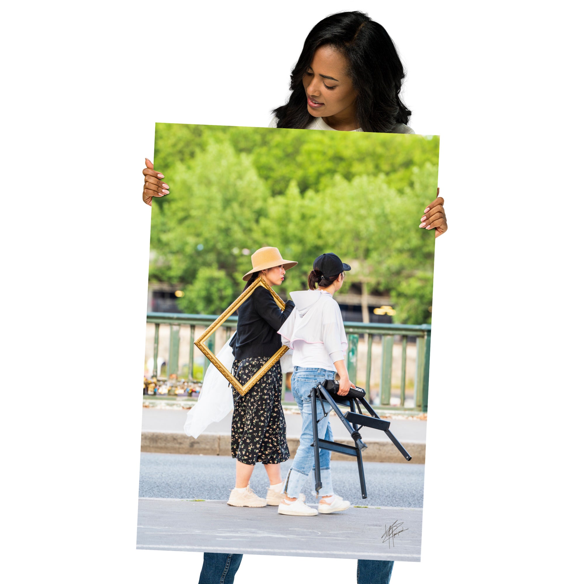 Photographie de deux femmes dans une rue, l'une portant élégamment un cadre en bois, évoquant mystère et art dans le quotidien.