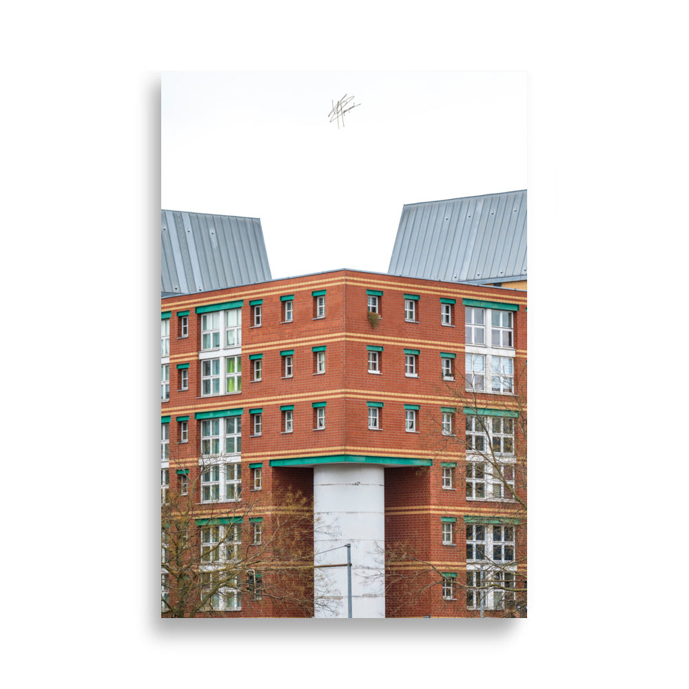 Photographie d'un bâtiment à Berlin, influencé par l'architecte Aldo Rossi, symbolisant l'élégance architecturale et le design italien distinctif.