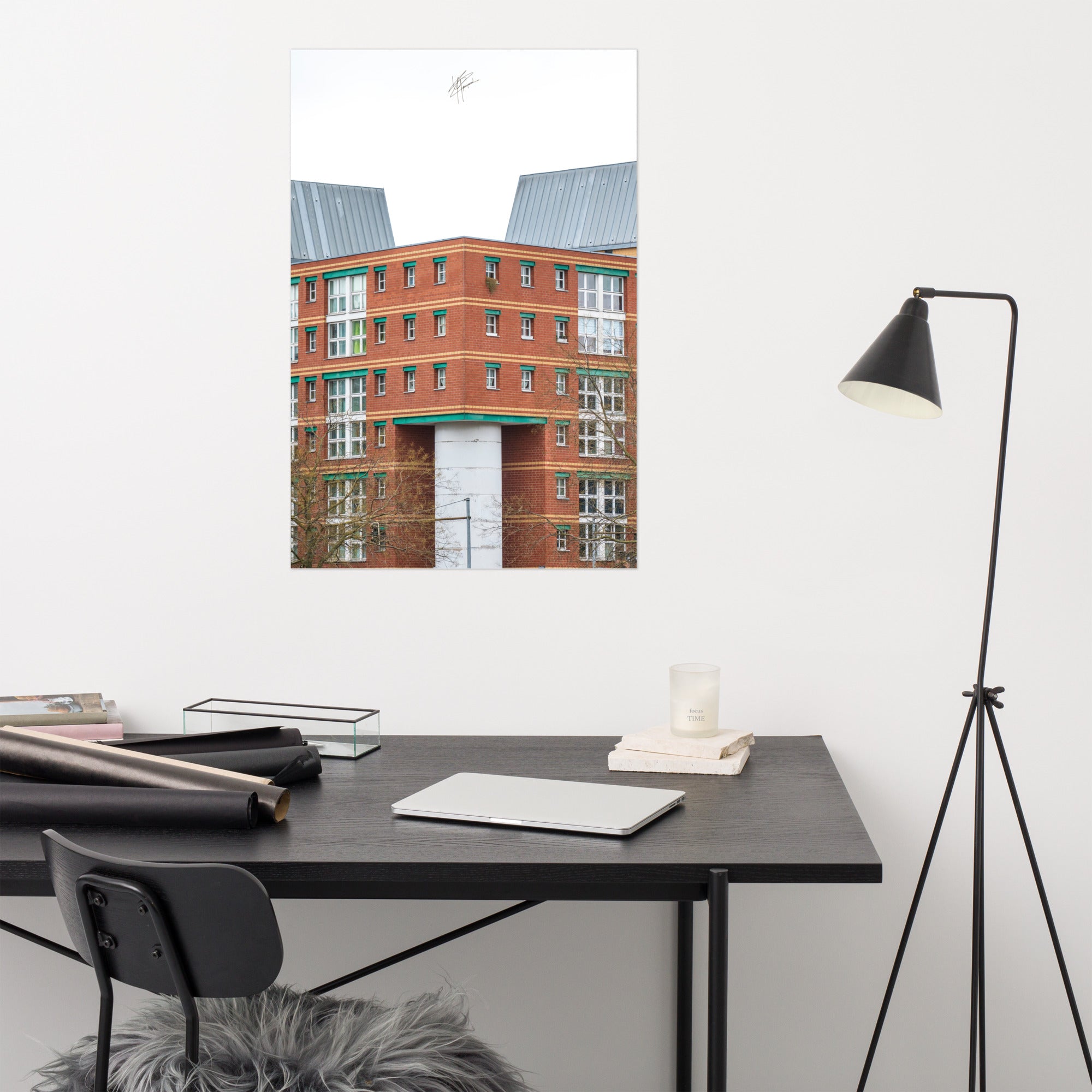 Photographie d'un bâtiment à Berlin, influencé par l'architecte Aldo Rossi, symbolisant l'élégance architecturale et le design italien distinctif.