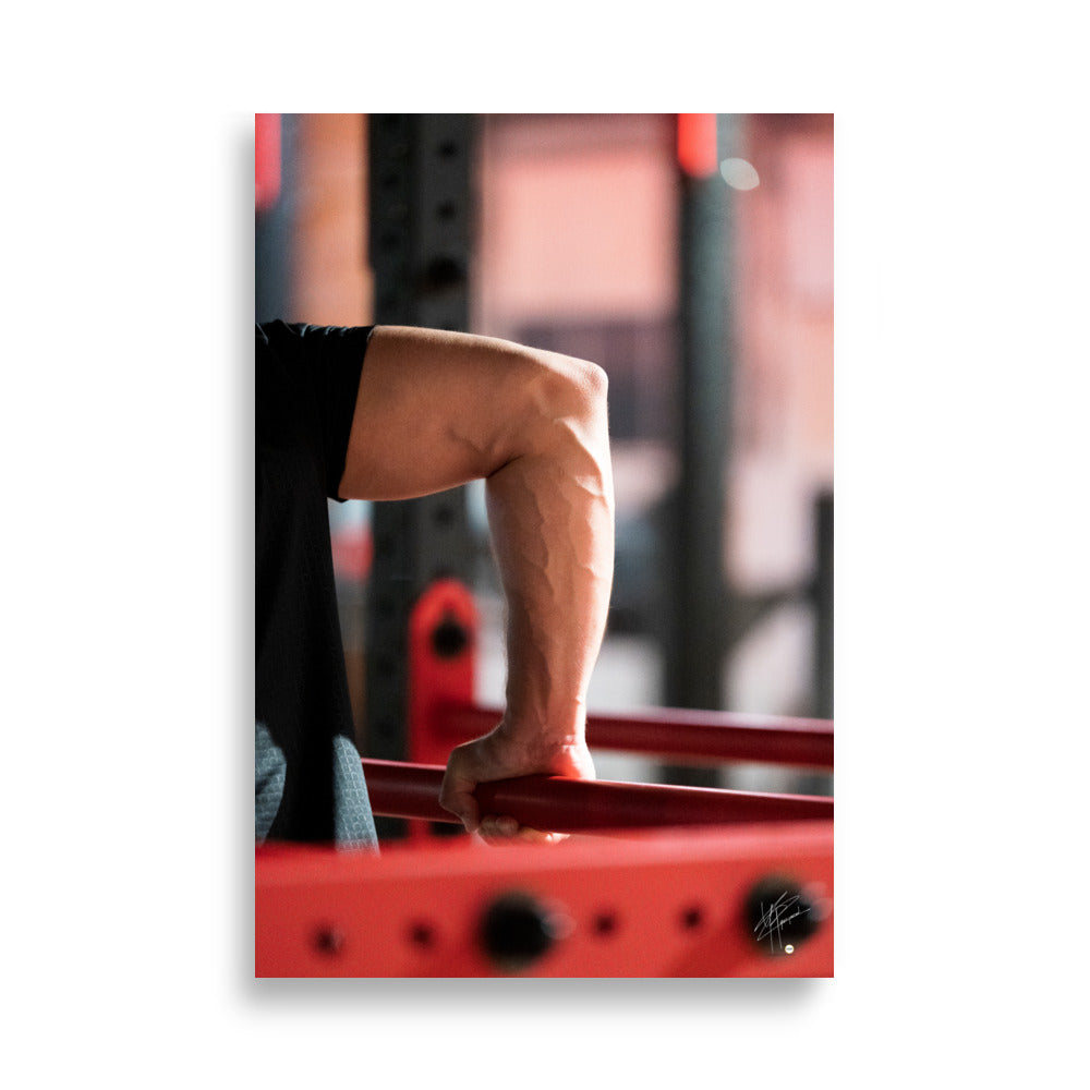 Photographie en gros plan d'un bras musclé congestionné, soulignant chaque détail des muscles après un entraînement intensif, une représentation de la force et de la détermination.