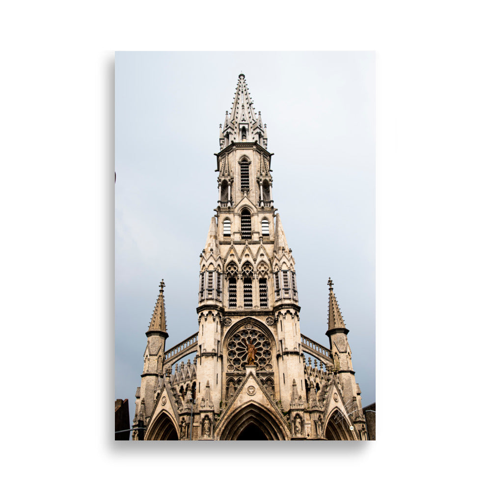 Photographie mettant en avant la face avant de l'Église catholique du Sacré-Cœur-de-Jésus à Lille, avec une attention particulière aux détails architecturaux, évoquant sa grandeur et sa beauté intemporelle.